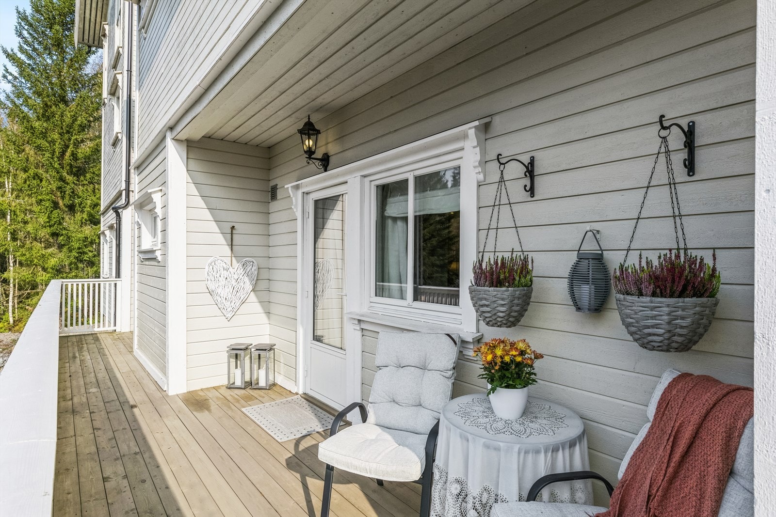 Koselig uteplass med adkomst både fra badet og tilknyttet inngangspartiet. Galleribilde