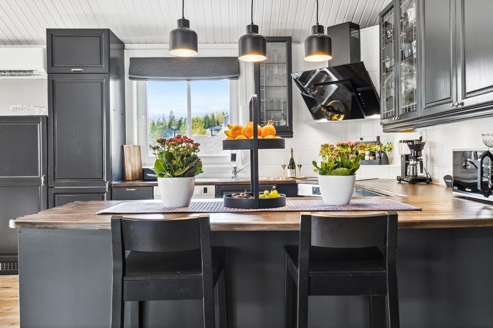 Funksjonell kjøkkeninnredning med en praktisk barløsning. Galleribilde