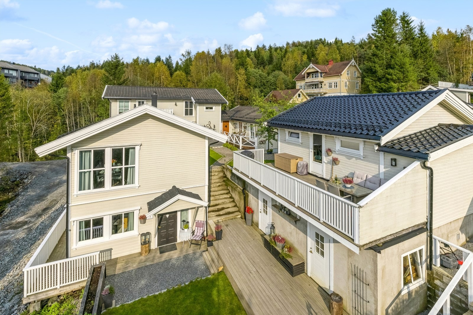 Eiendommen har opprinnelig vært en generasjonsbolig, men har senere blitt seksjonert. Bygget ved siden av huset er garasjen samt bod. Galleribilde