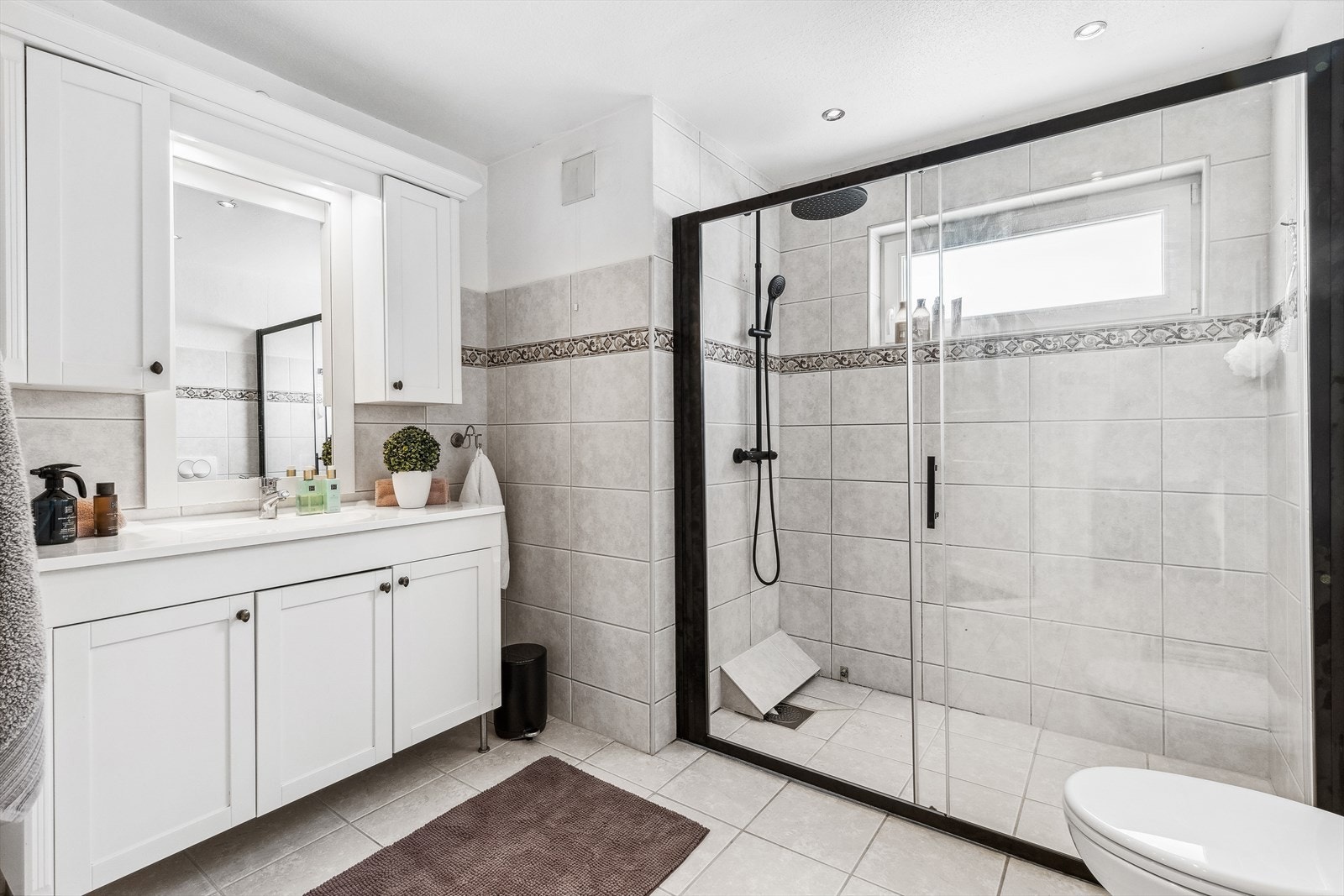 Badet er innredet med boblebadekar, dusj med glassdør og servantinnredning med speil. Fra badet er det også tilgang til terrassen. Galleribilde