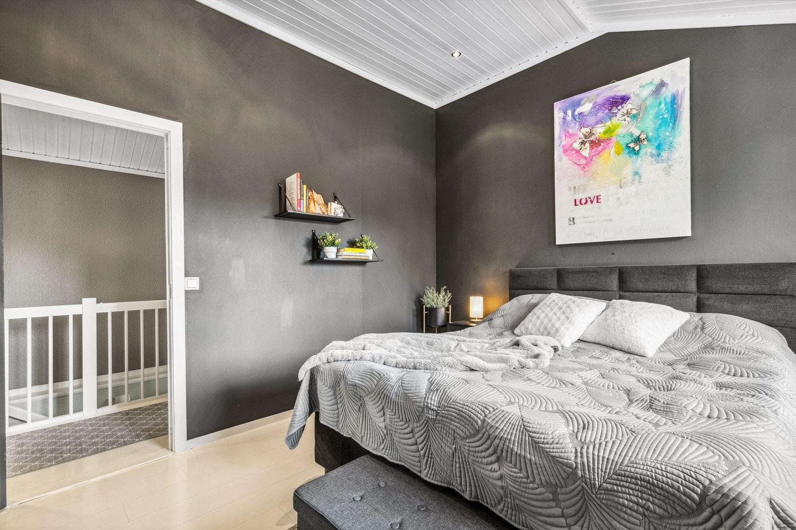 Rommet er malt i en dypere farge som komplementerer gulvet på en fin måte. Galleribilde