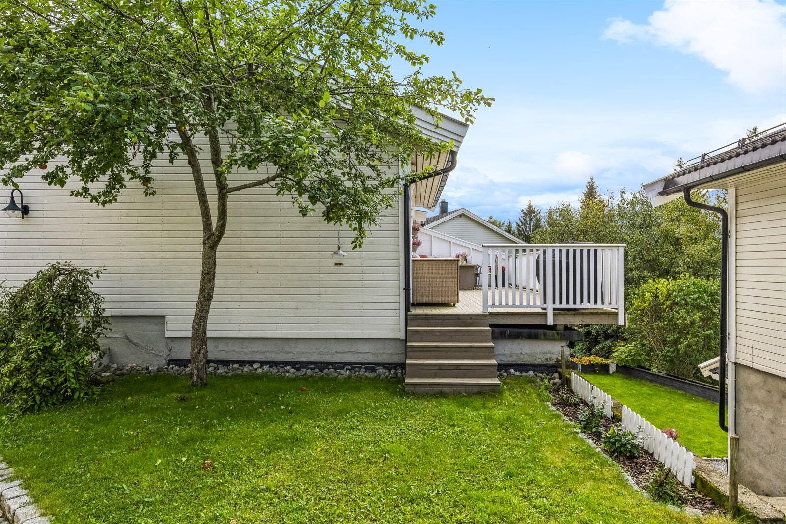 Det er en trapp som fører opp til den andre terrassen som denne eiendommen har tilgang til. Hageparsellen her vedlikeholdes av den andre seksjonen. Galleribilde