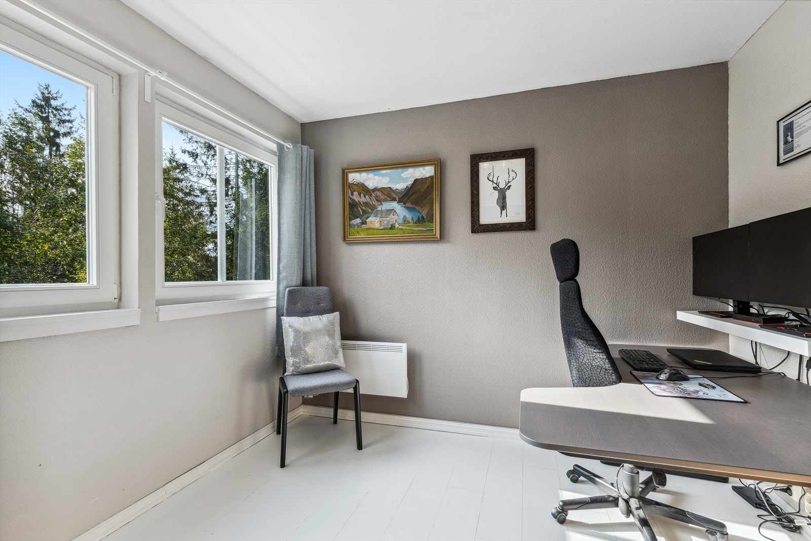 Eiendommen har tre soverom i gode størrelser, fordelt over to plan. Galleribilde