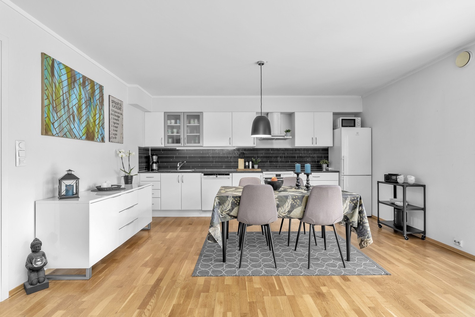 Pent kjøkken med integrert oppvaskmaskin Galleribilde