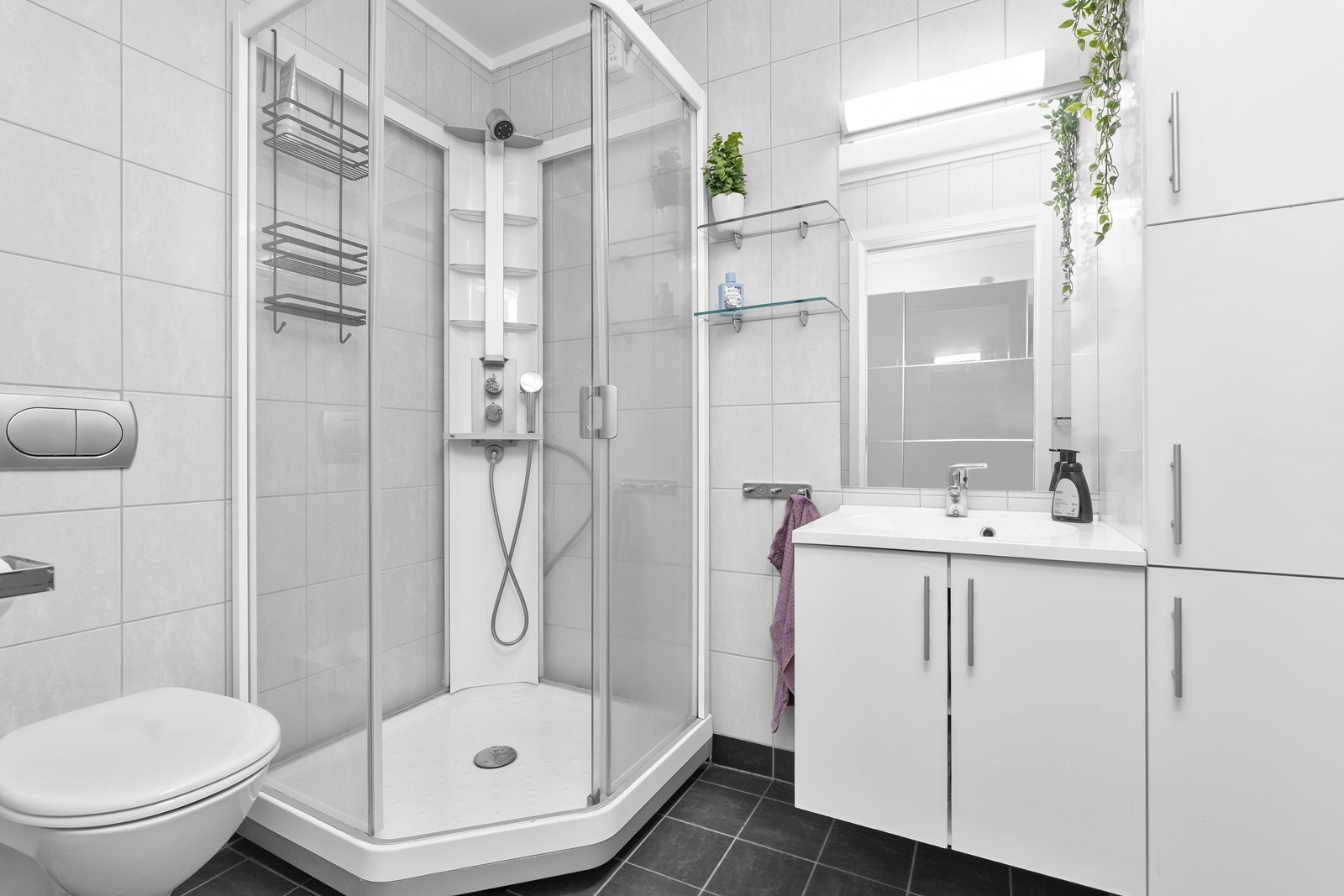 Pent bad med dusjkabinett og eget avlukke til vaskemaskin Galleribilde