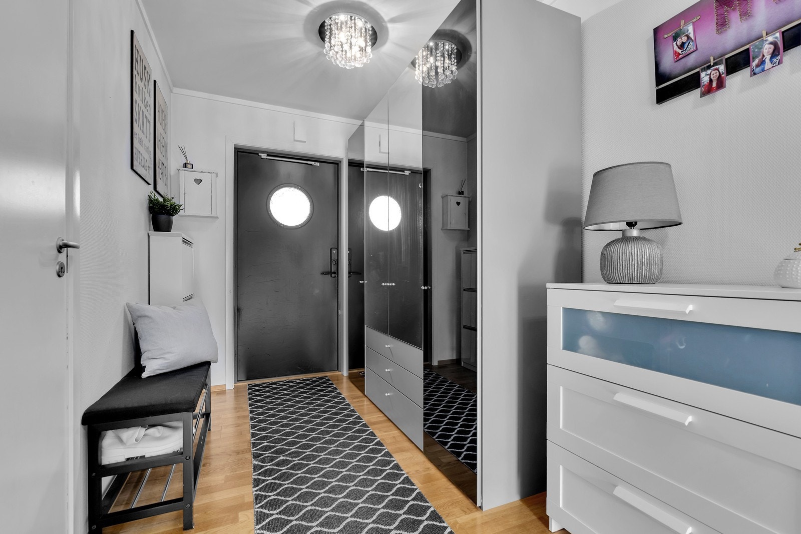 Velkommen inn - gang med garderobeskap for praktisk oppbevaring av yttertøy og sko. Det er parkett på gulv noe som er gjennomgående for alle oppholdsrom i leiligheten Galleribilde