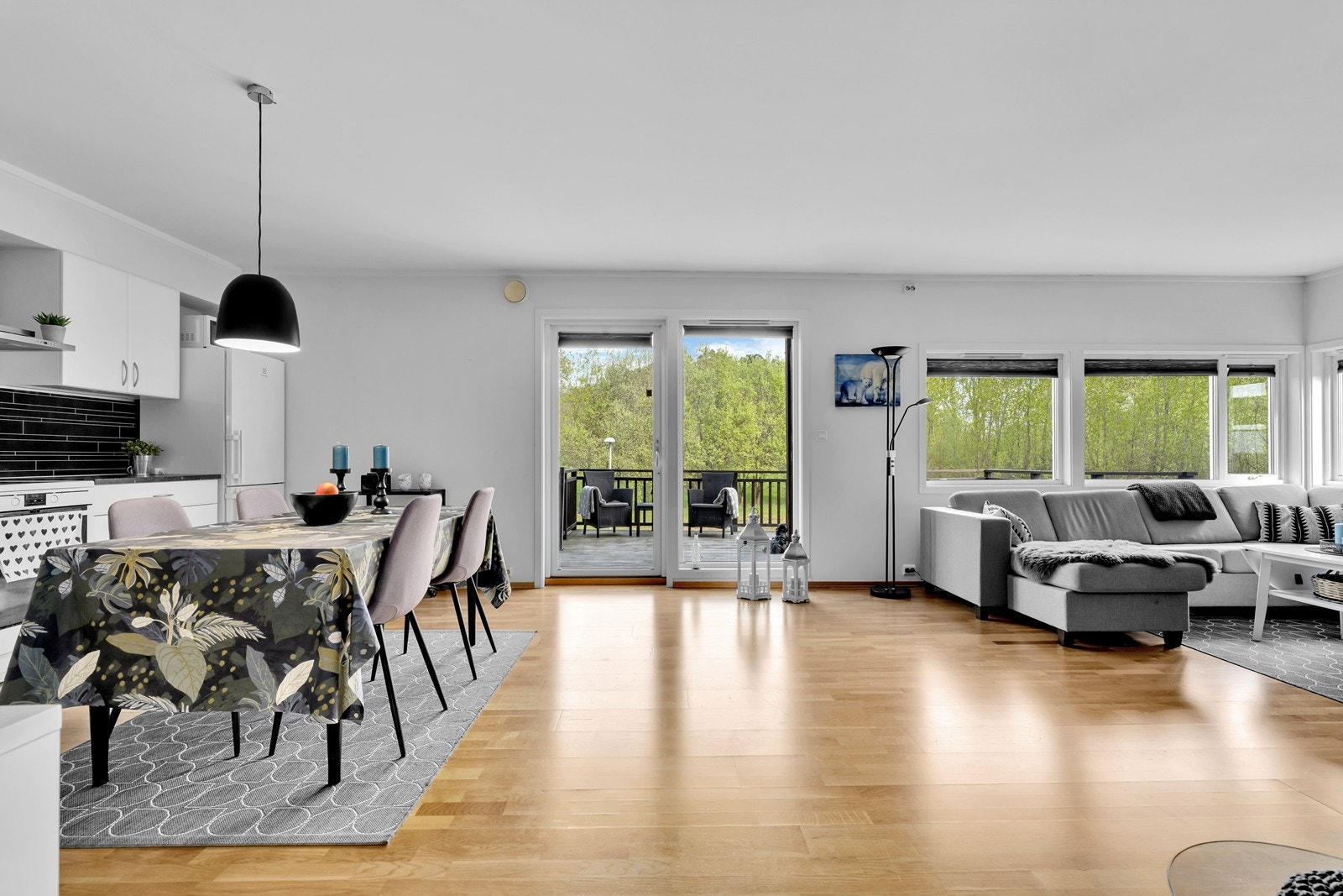 Stuen har gode vindusflater og utgang til terrasse Galleribilde