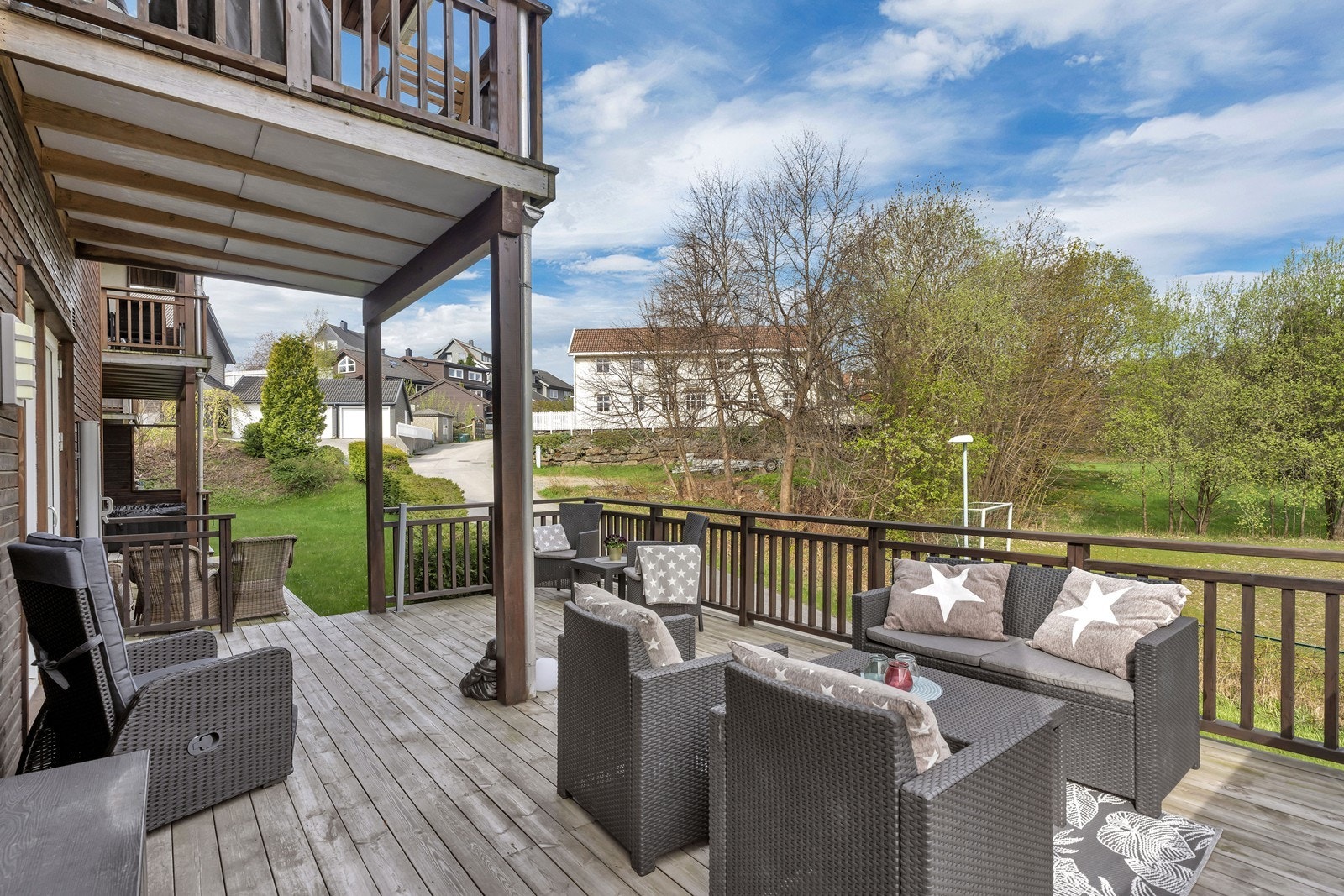 Stor terrasse med trapp til felles hage Galleribilde