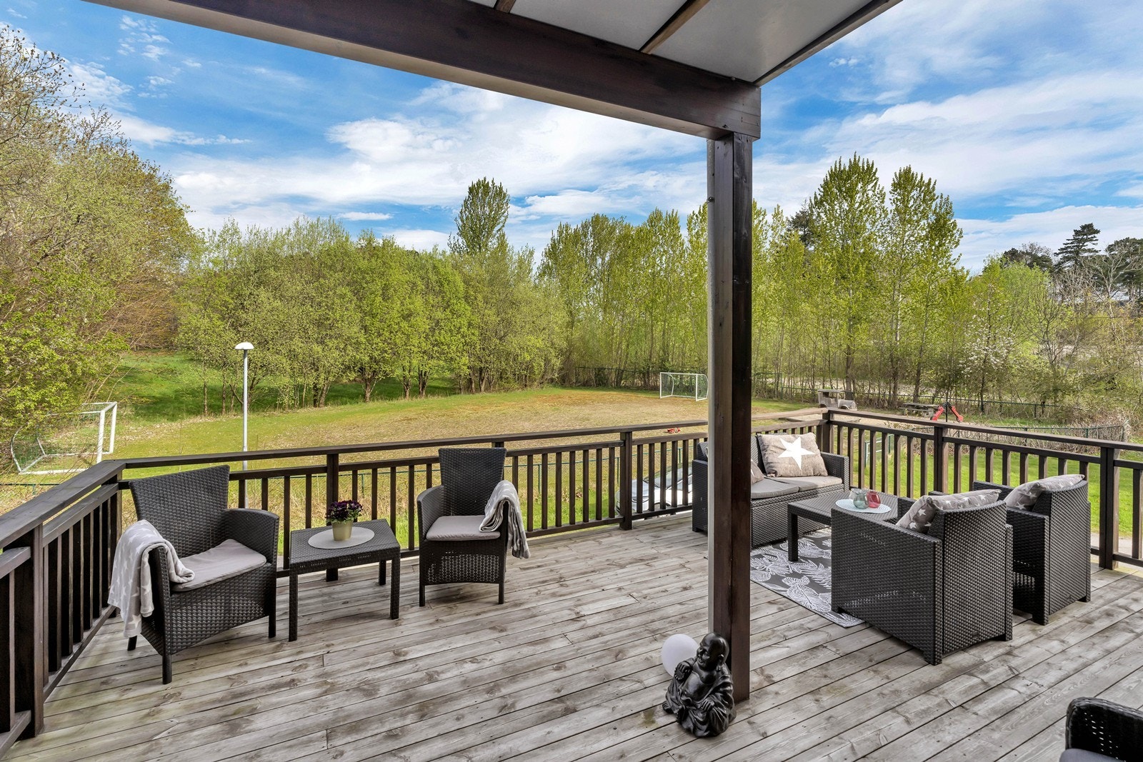 Fra stuen er det utgang til stor terrasse med ettermiddagssol og trapp til felles hage Galleribilde