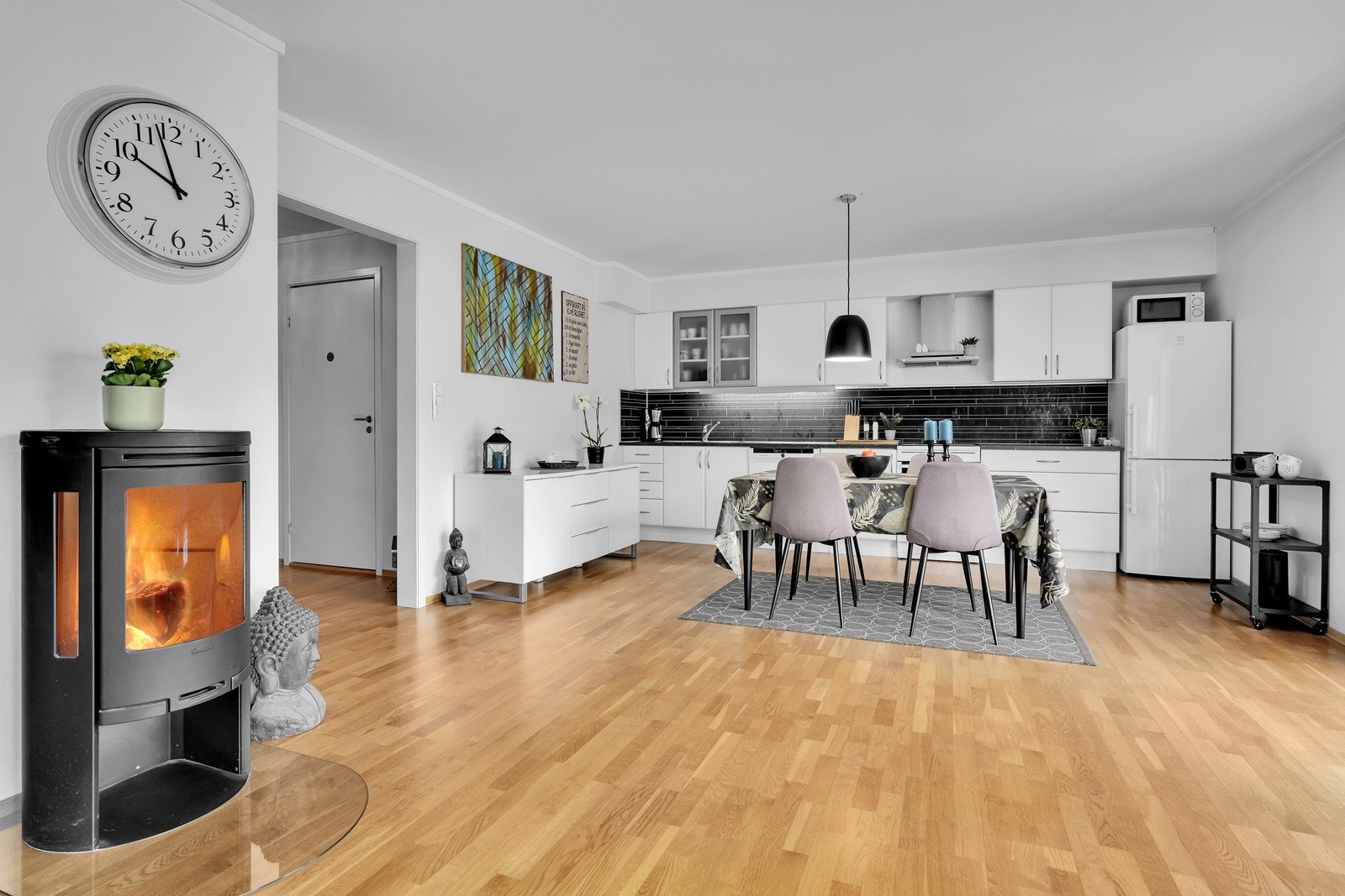 Kjøkkenet er i åpen løsning med stuen, noe som skaper et sosialt allrom! Galleribilde