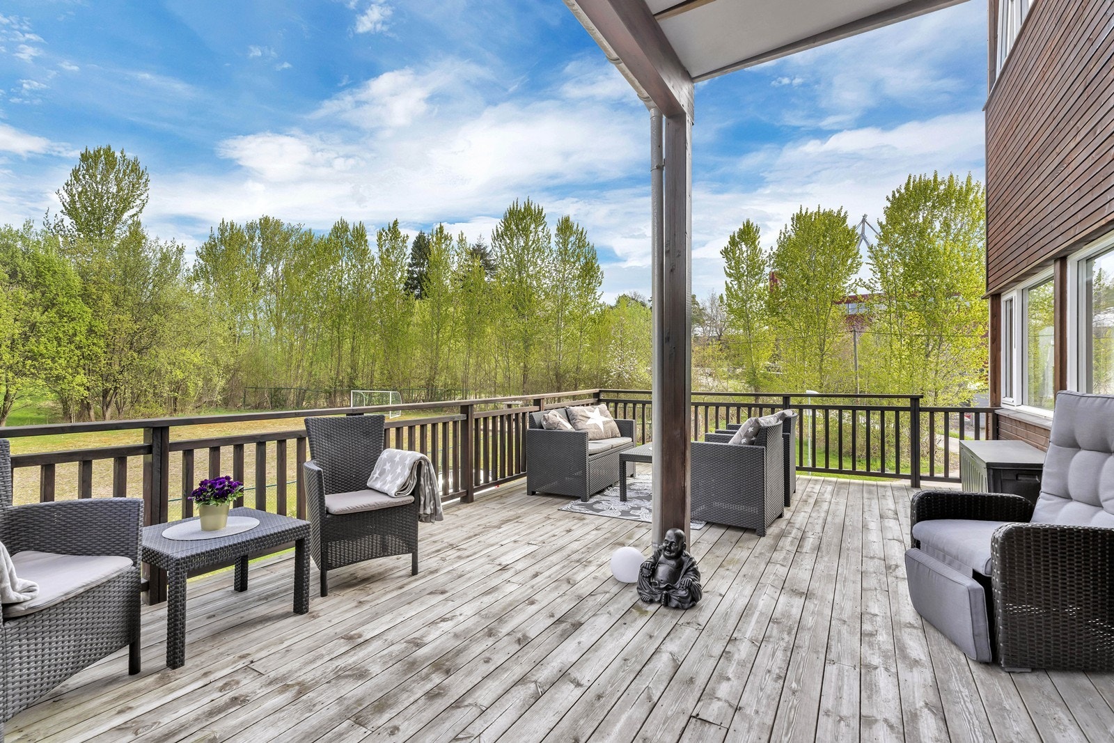 Rikelig med plass til hagemøbler Galleribilde