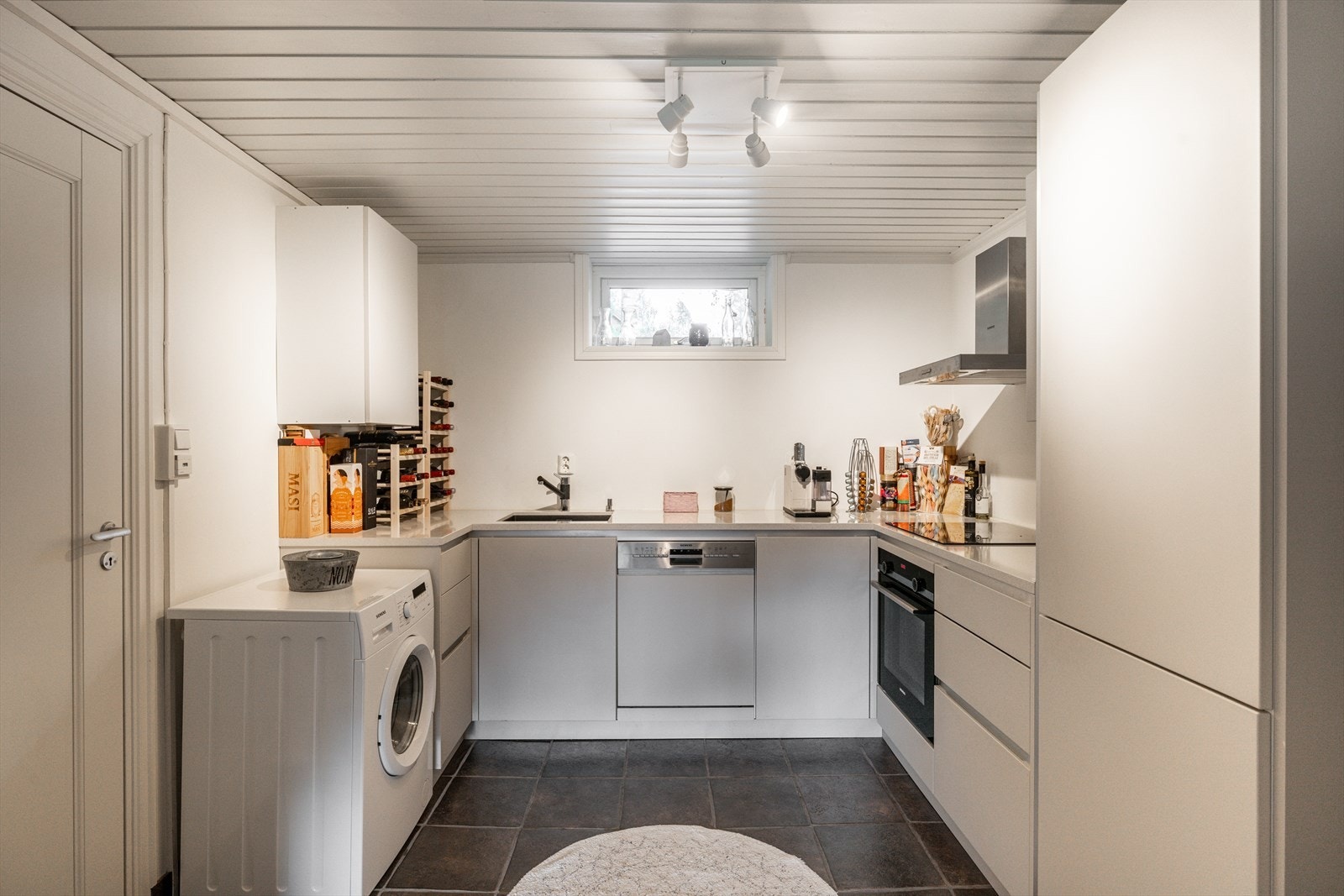 Kjøkkenet er enkelt innredet med eldre skap og mekanisk ventilator med kullfilter. Galleribilde