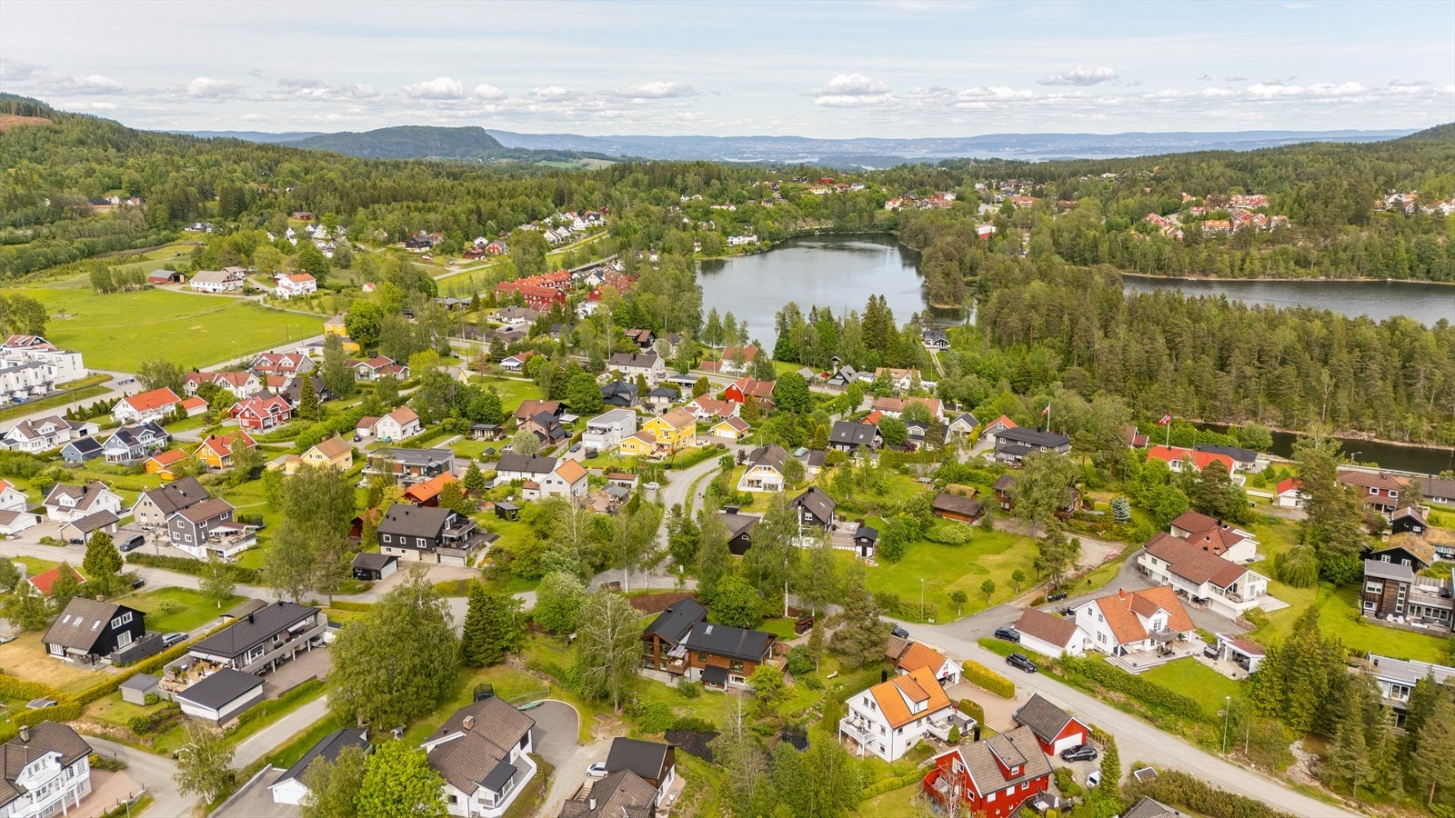 Det er enkel tilgang til kollektivtransport, med holdeplass på Ingolfs vei ca. 300 meter unna. Galleribilde