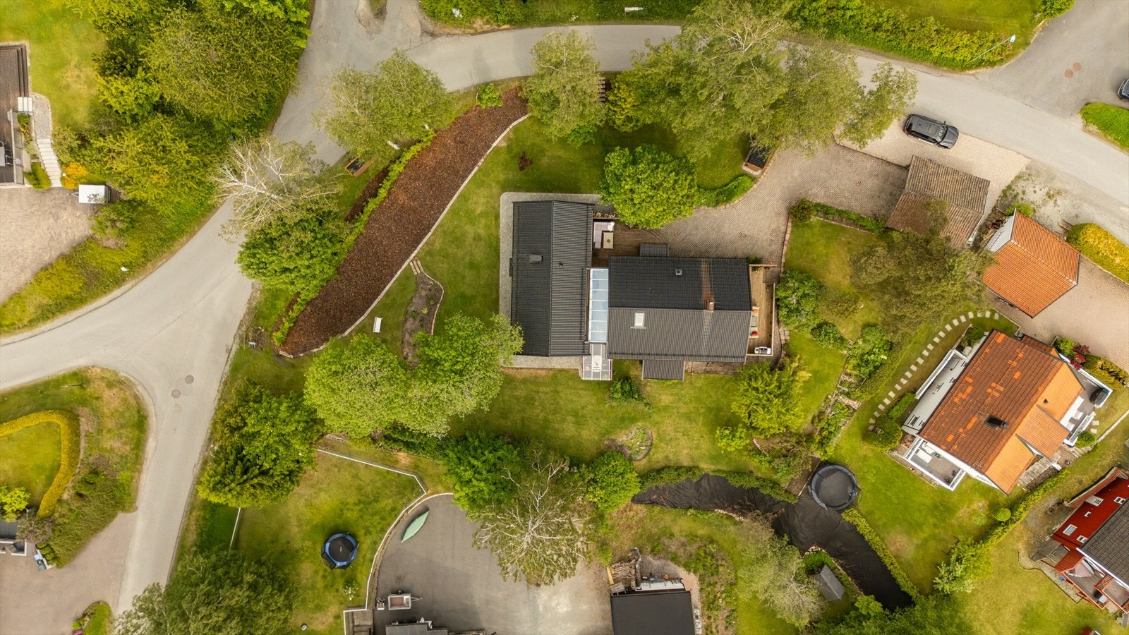 Tomten er på 1 874 kvm fordelt over to eiendommer og er pent opparbeidet med frodig plen, prydbusker og flotte blomsterbed. Galleribilde