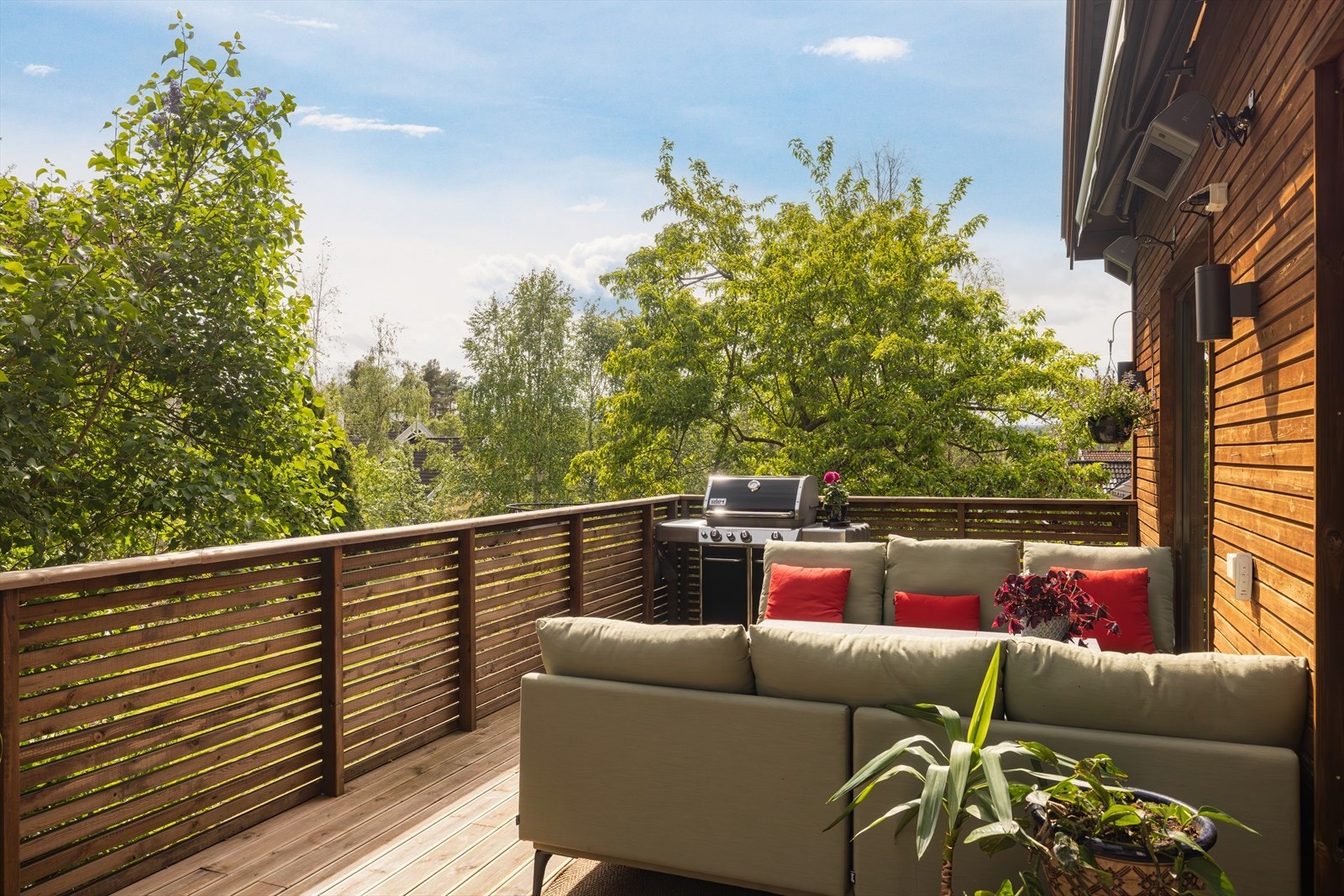 Det totale terrassearealet utgjør ca. 57 kvm, fordelt på flere ulike soner. Galleribilde