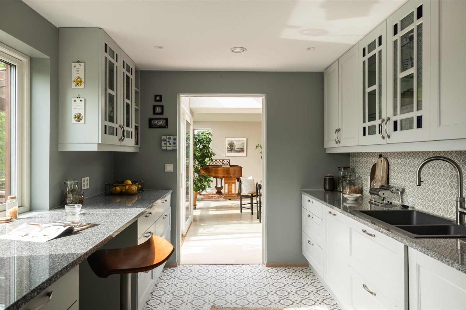 Kjøkkenet har integrerte hvitevarer som oppvaskmaskin, stekeovn, kombiovn, kjølehjørne og platetopp, samt montert lekkasjestopper og komfyrvakt for økt sikkerhet. Galleribilde