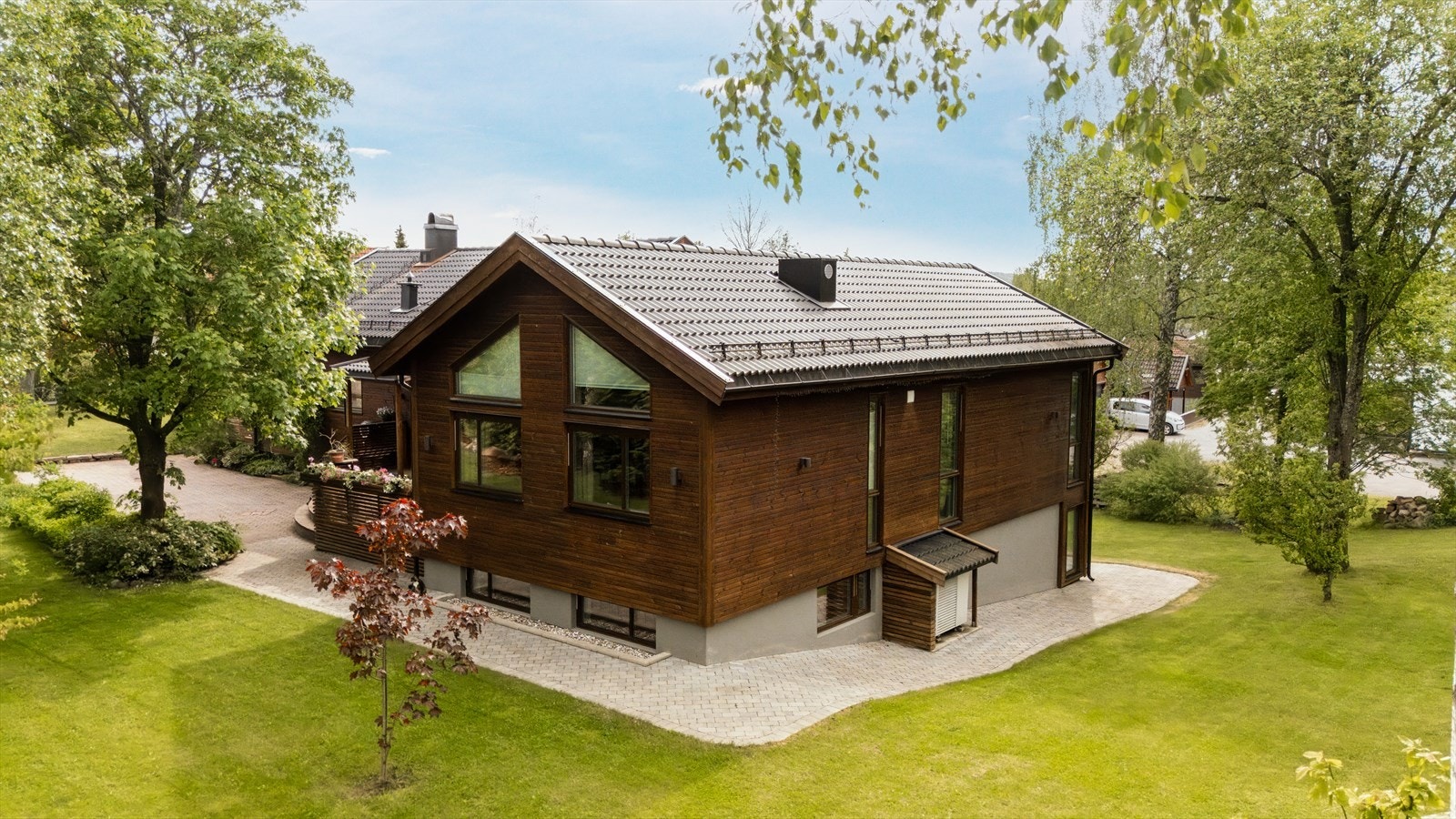 Rundt store deler av huset er det lagt belegningsstein som gir et ryddig og gjennomført uttrykk. Galleribilde