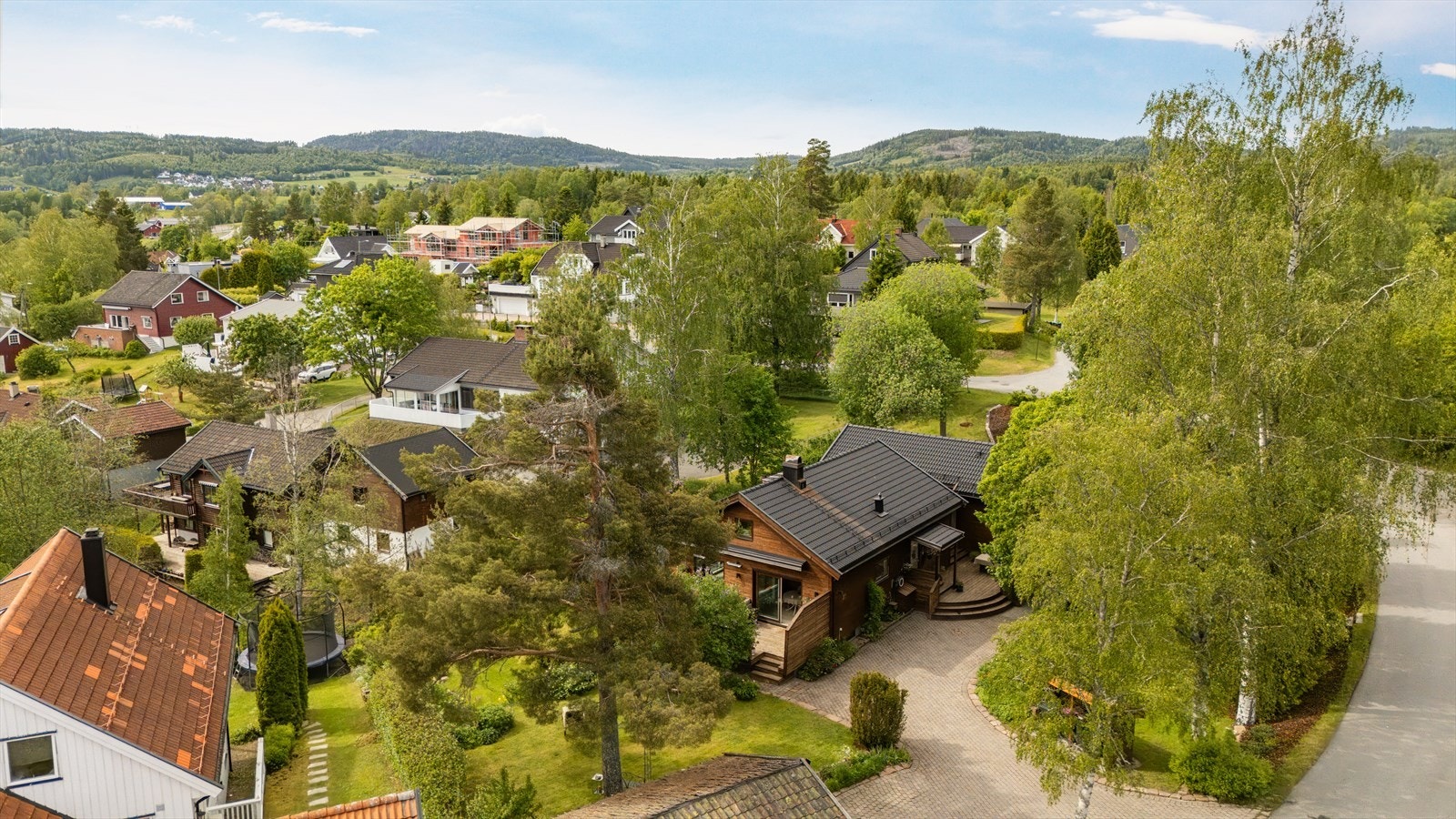 Nabolaget har en god miks av barnefamilier og voksne i etablerte livsfaser, noe som bidrar til et stabilt og trivelig nærmiljø. Galleribilde