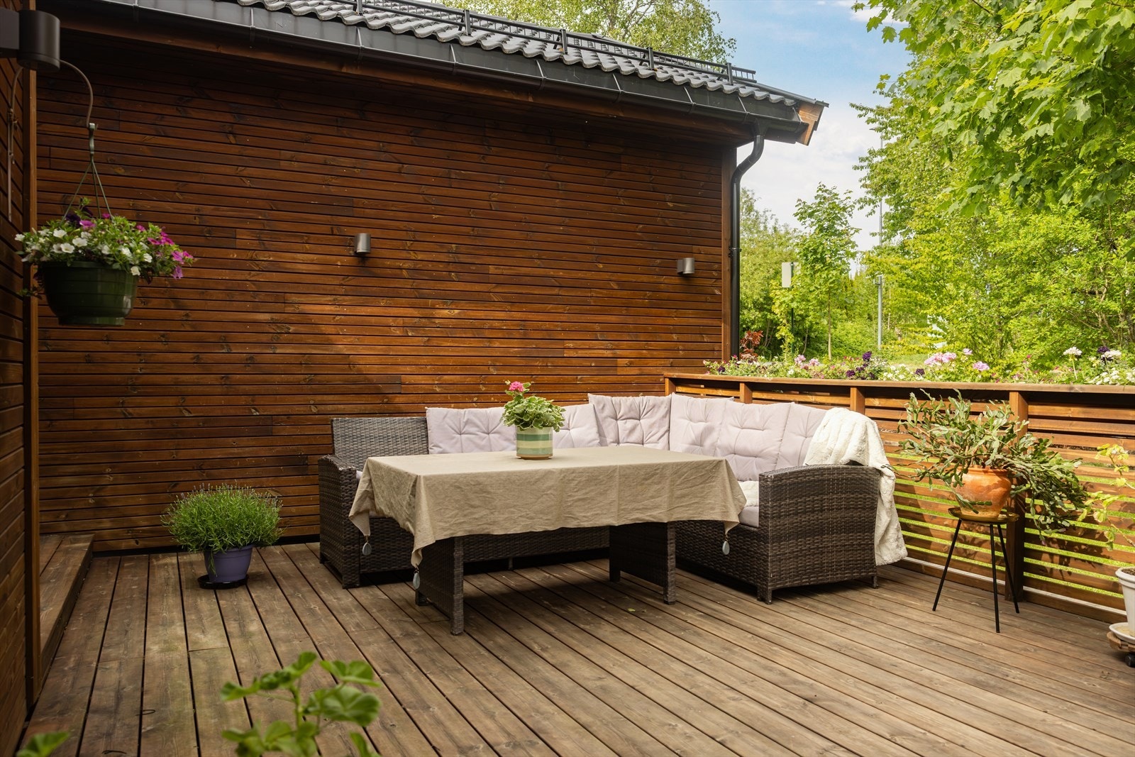 Ved inngangspartiet ligger en hyggelig terrasse med morgensol. Galleribilde