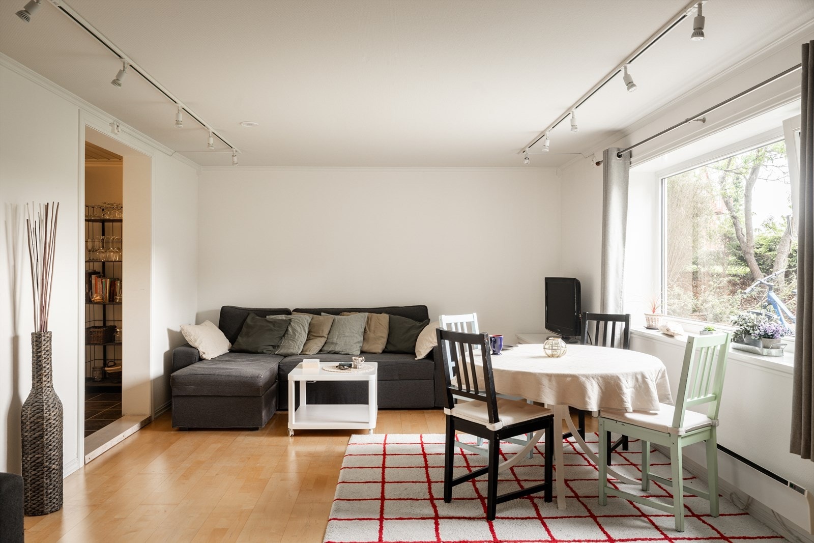 Underetasjen inneholder en egen hybeldel med egen inngang, stue, soverom, kjøkken og bad. Galleribilde