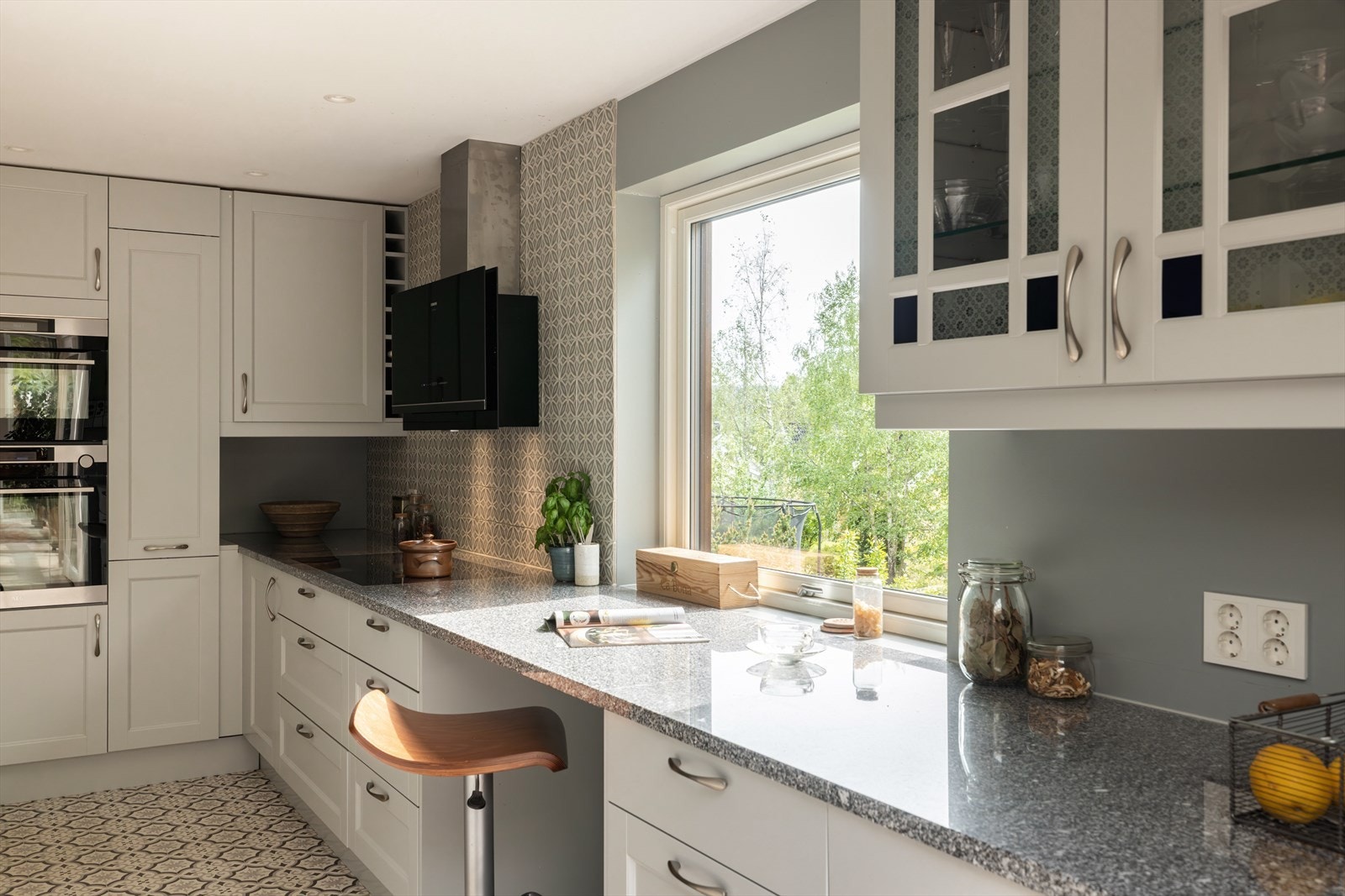 Benkeplate i stein med nedfelt platetopp og oppvaskkum. Galleribilde