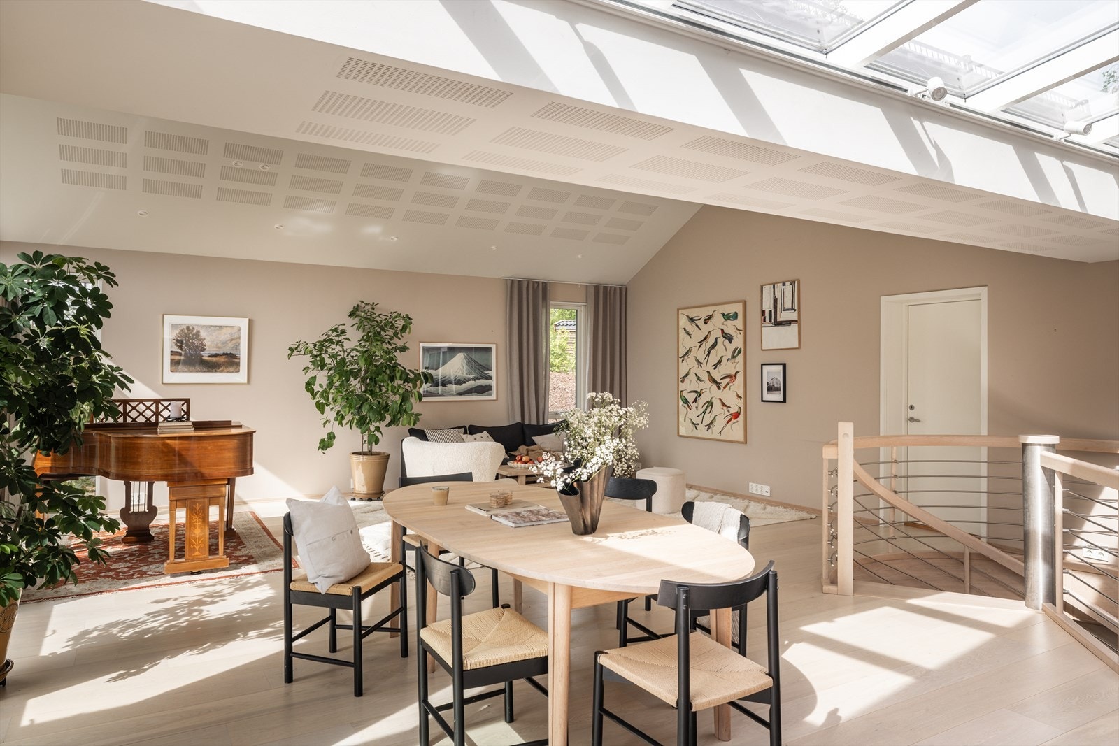 Boligen fremstår som velholdt og gjennomtenkt, med gjennomgående god standard på innredninger, overflater og utstyr. Galleribilde