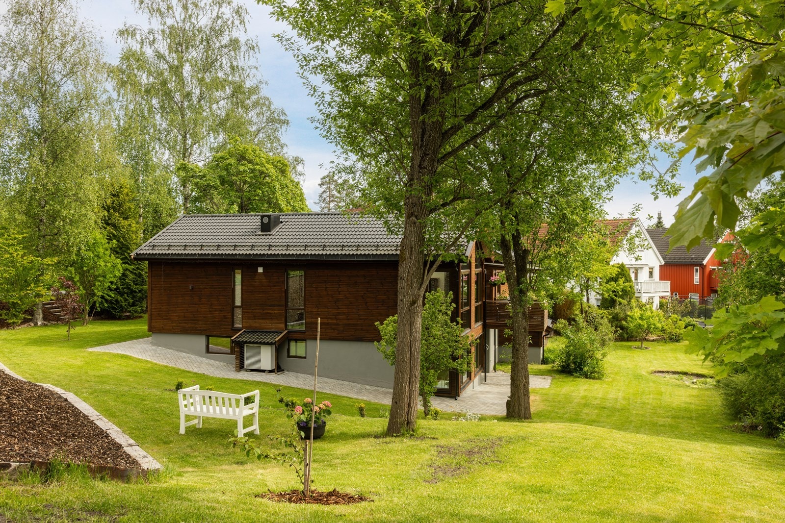 Uteområdene er godt skjermet og byr på en rolig og privat atmosfære, med god plass til både lek og avslapning i grønne omgivelser. Galleribilde