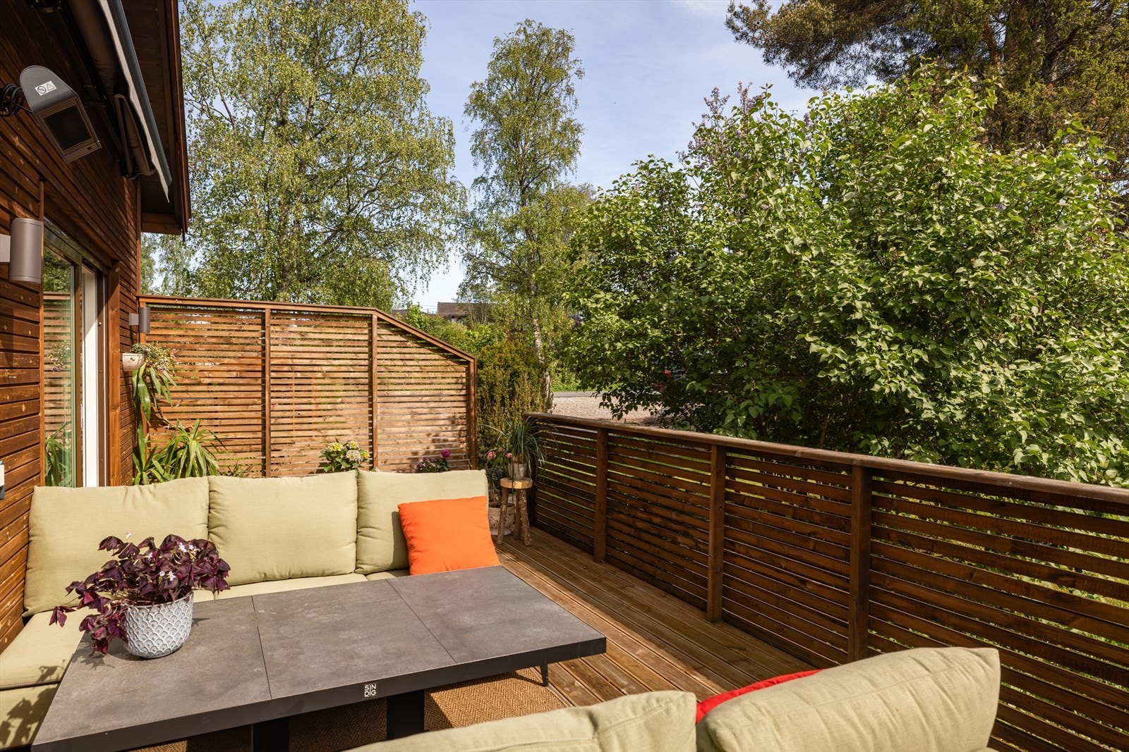 Terrasse med utgang fra stuen i den opprinnelige delen av huset - et solrikt sted for avslapning og hyggelige sammenkomster. Galleribilde