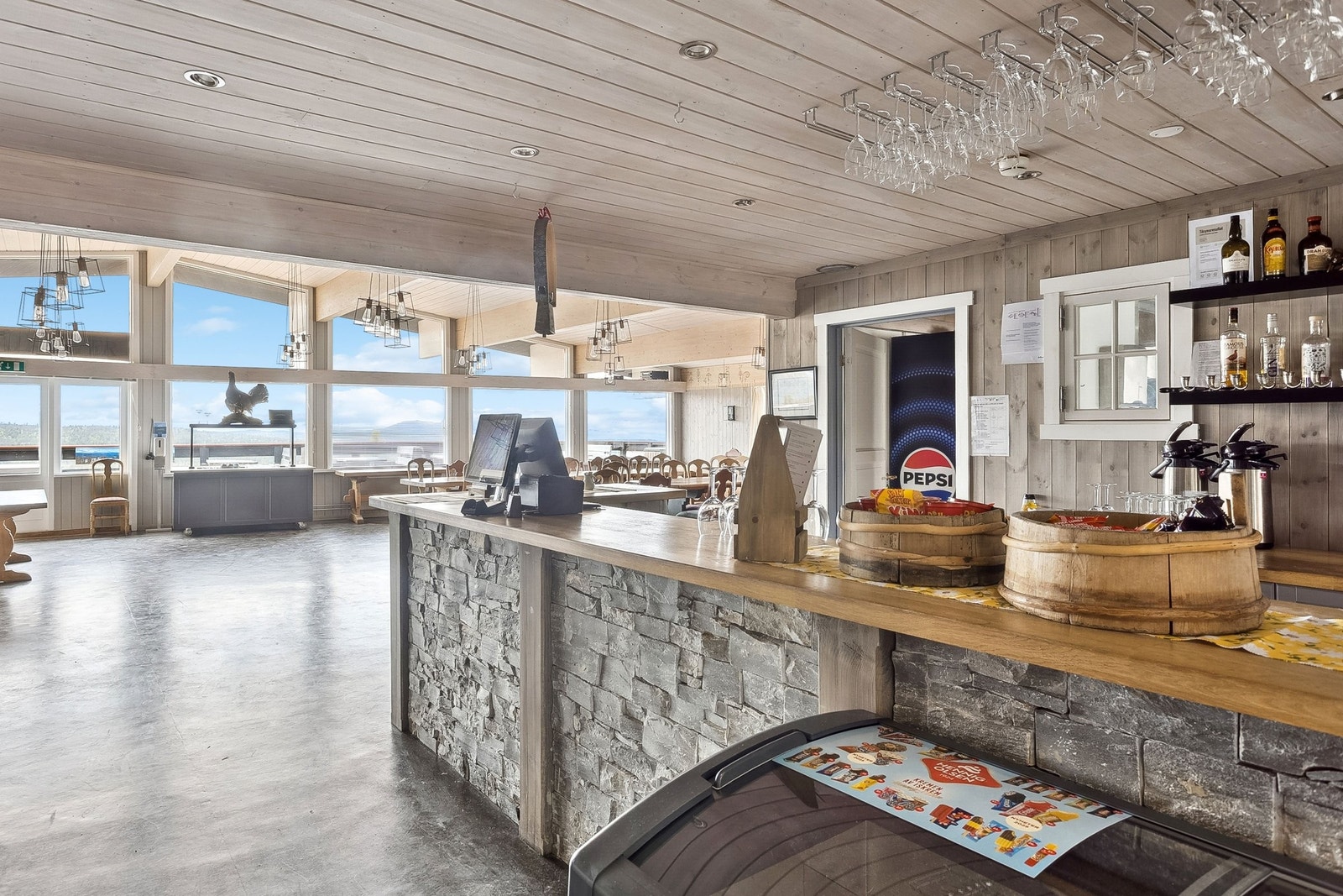 I samme bygg som leiligheten har du Røsslyngstua kafé. Galleribilde