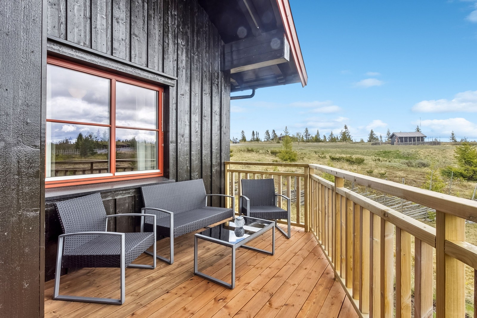 Romslig balkong med god plass til utemøbler. Gode solforhold. Galleribilde