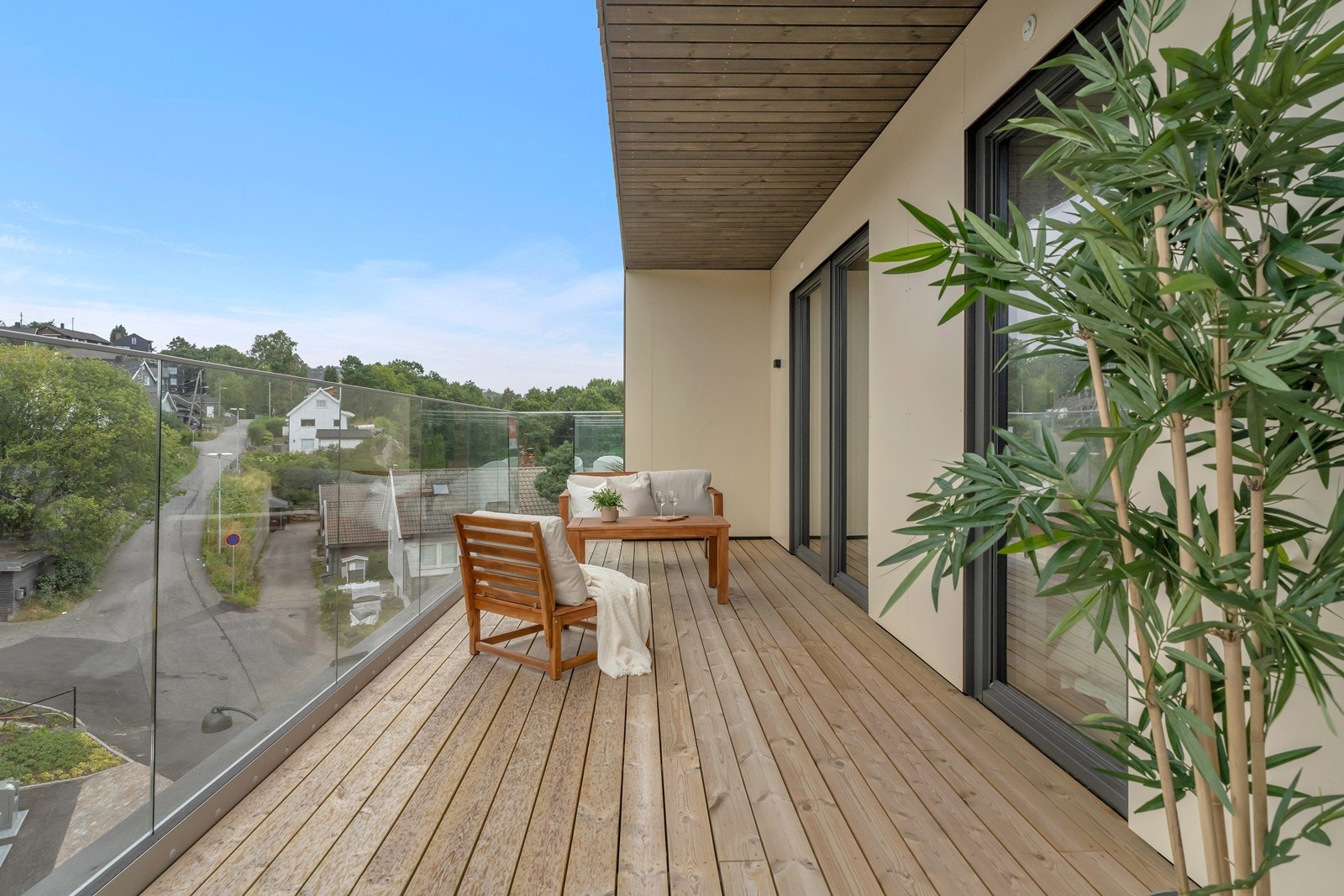 Stor, overbygd balkong md mulighet for flere soner! Sol til sent på ettermiddagen Galleribilde