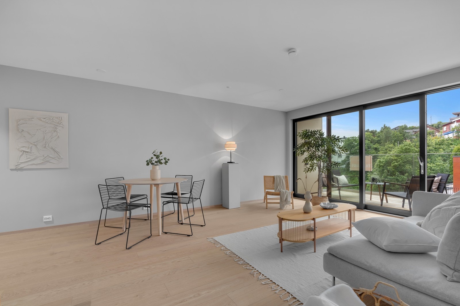 Kjøkkenet er åpent ut som stue. Her er det enkelt å underholde gjester. Galleribilde