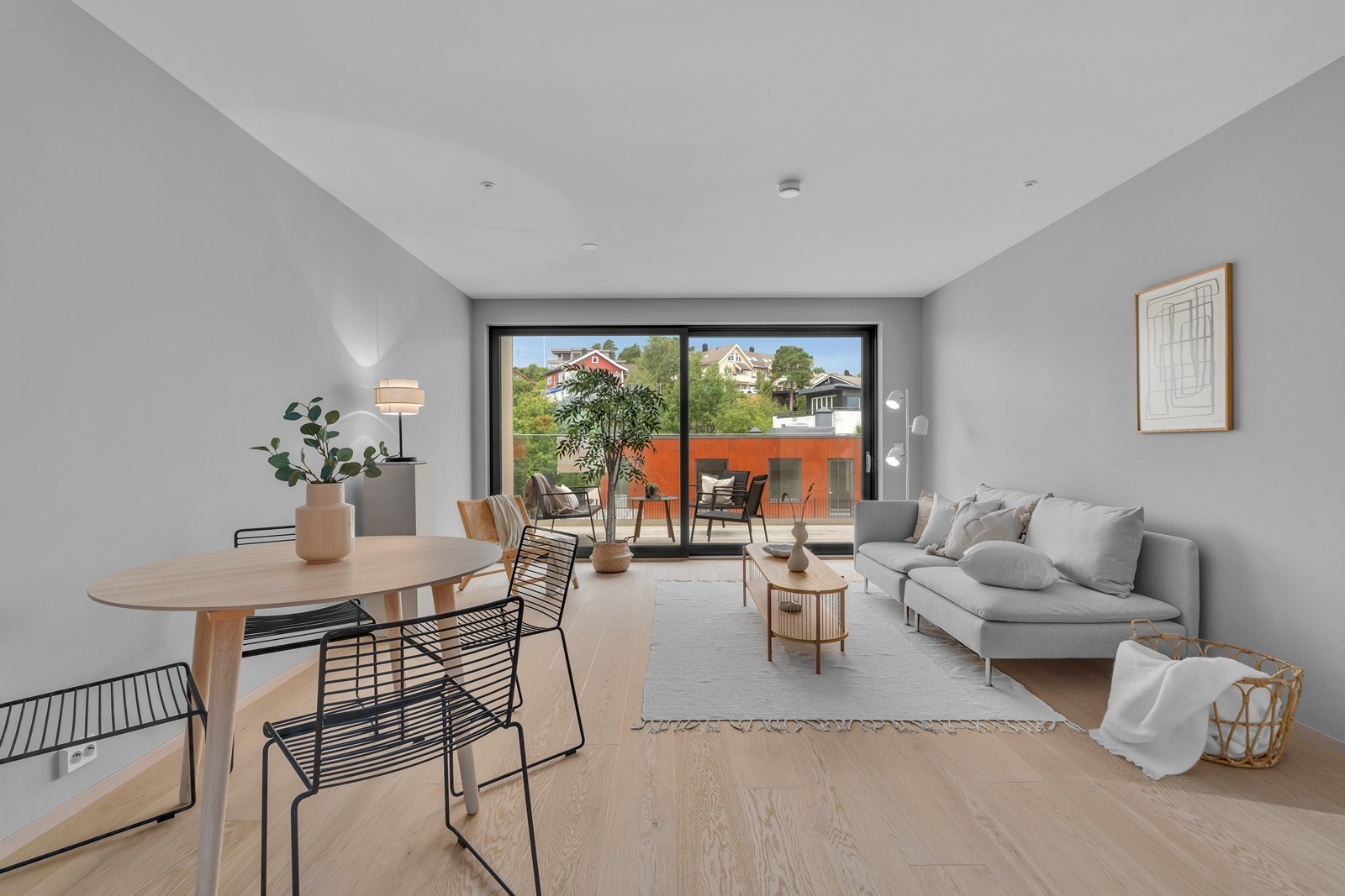 Her er det god plass til både spisebord og sofakrok. Perfekt for både hverdags og fest. Galleribilde