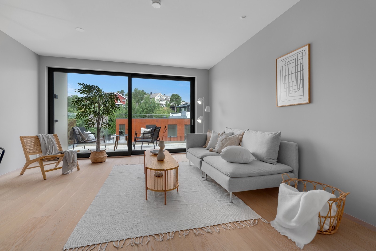 De store vinduene i stue slipper inn mye naturlig lys og gir en god romfølelse. Galleribilde