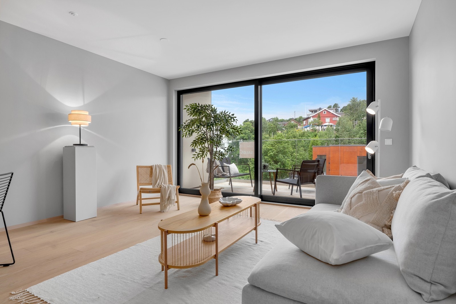 Den stor skyvedøren gjør at balkongen forlenger stua på de fine sommerdagene. Galleribilde