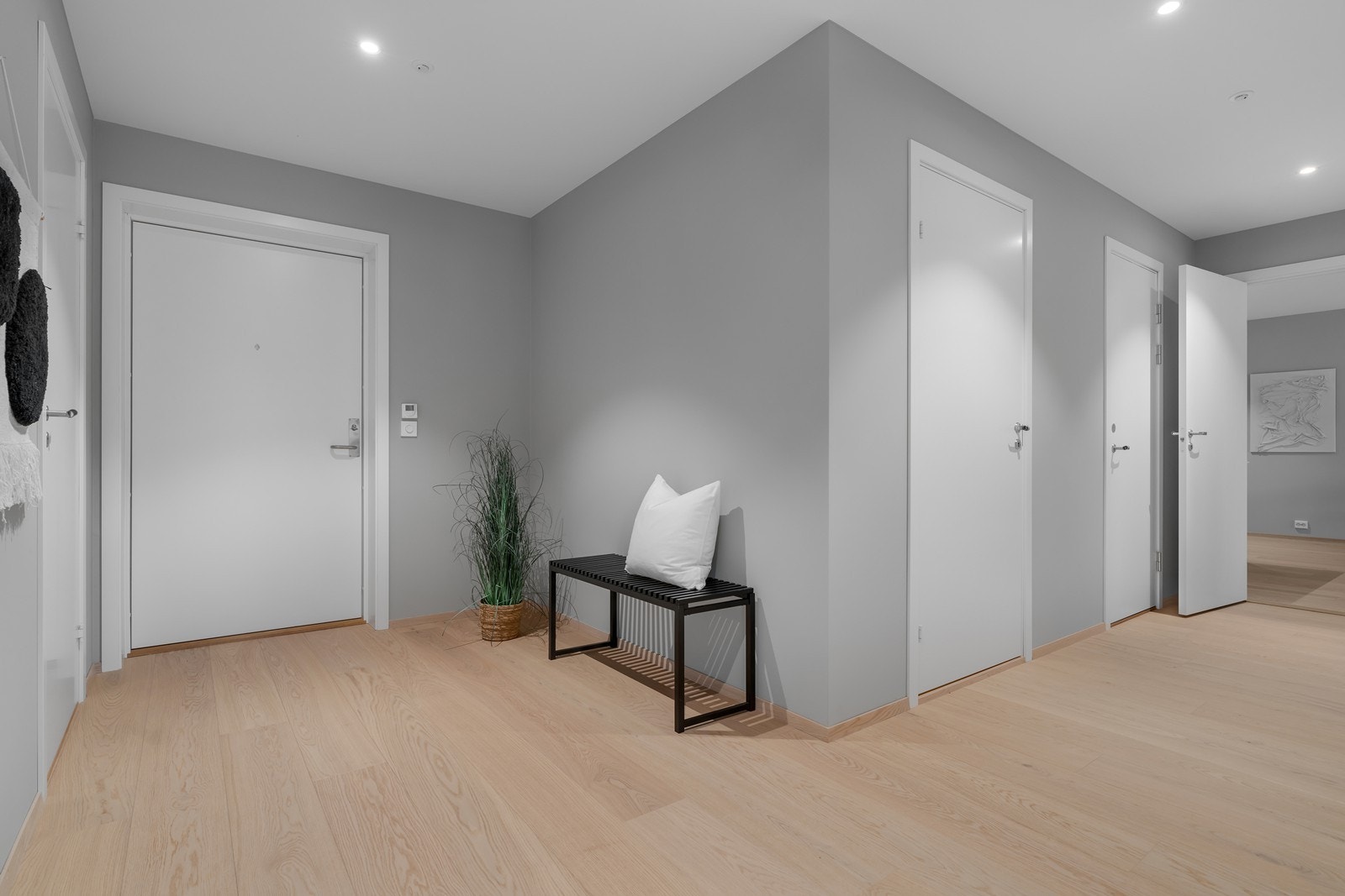 Velkommen inn! Her er muligheter for oppbevaring av yttertøy. Galleribilde