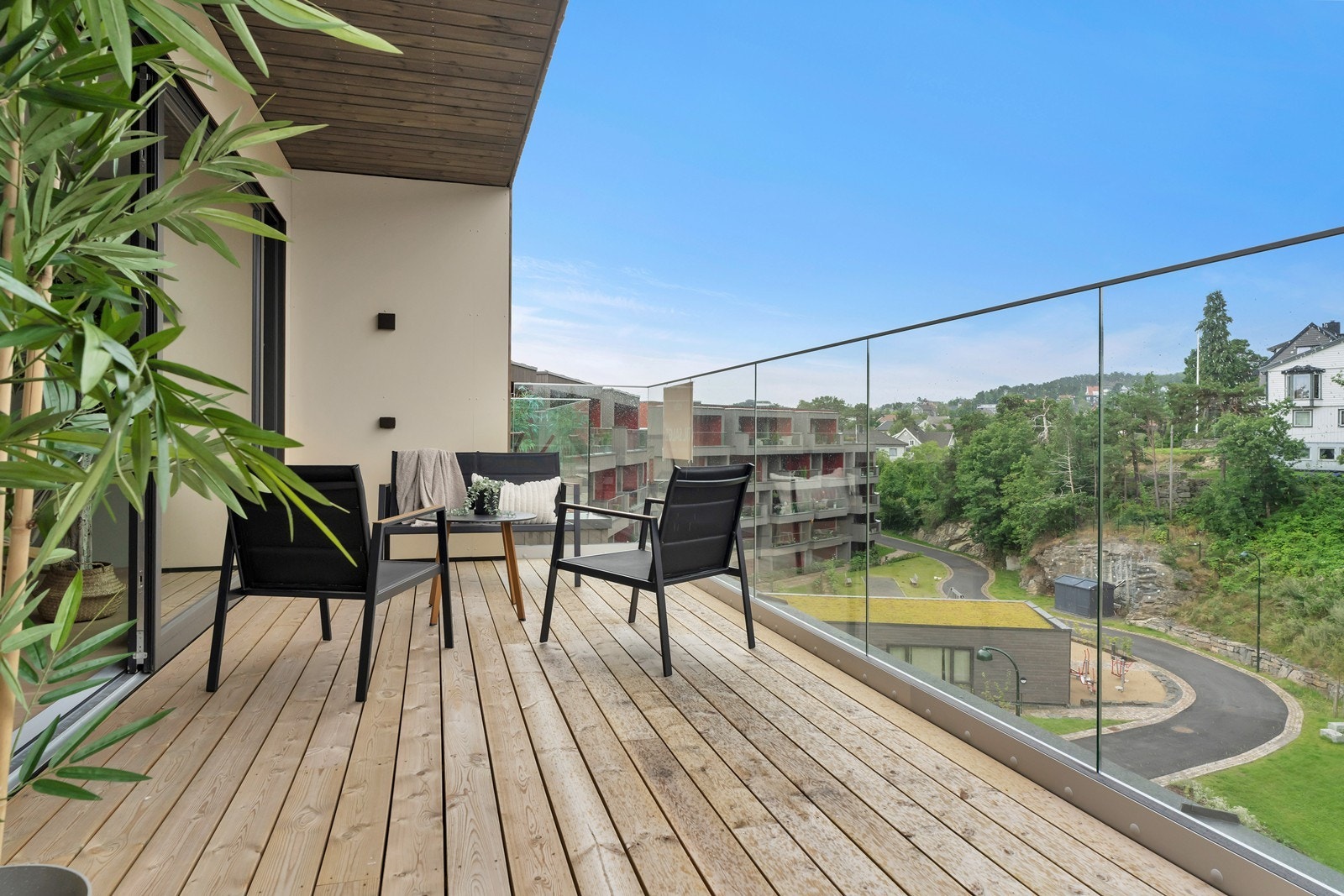 Det er lagt klart til terassevarmer i taket på terrassen. Galleribilde