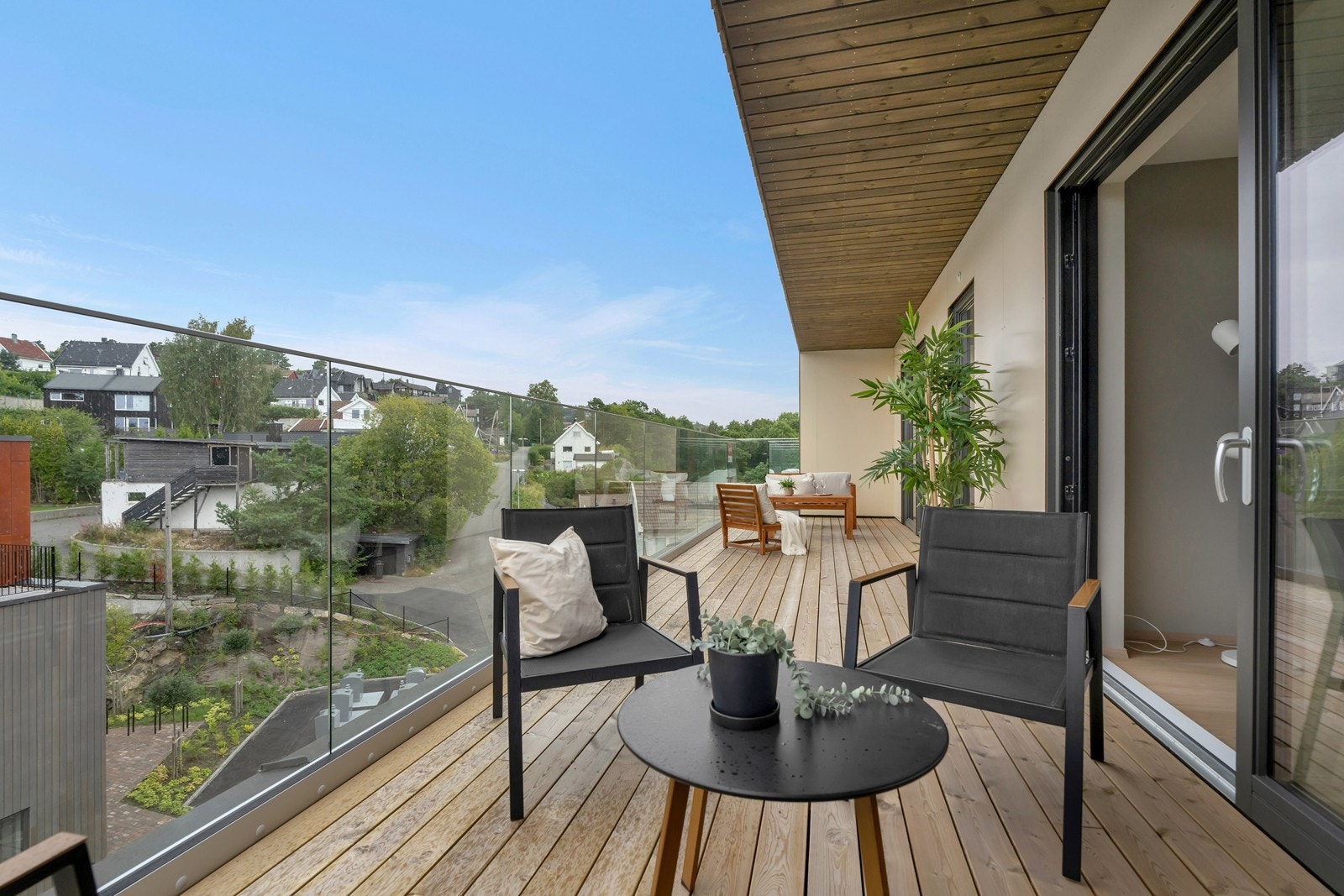 Balkongen kan by på mange fine dager og sene kvelder sammen med gode venner! Galleribilde