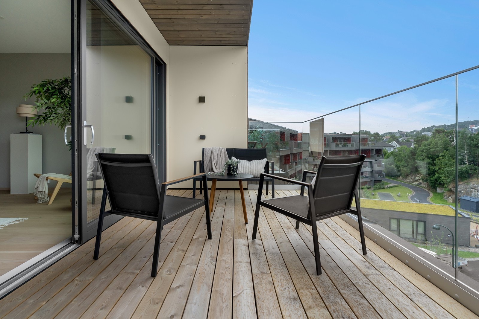 Praktisk skyvedør inn til stue som forlenger rommet på varme dager. Galleribilde