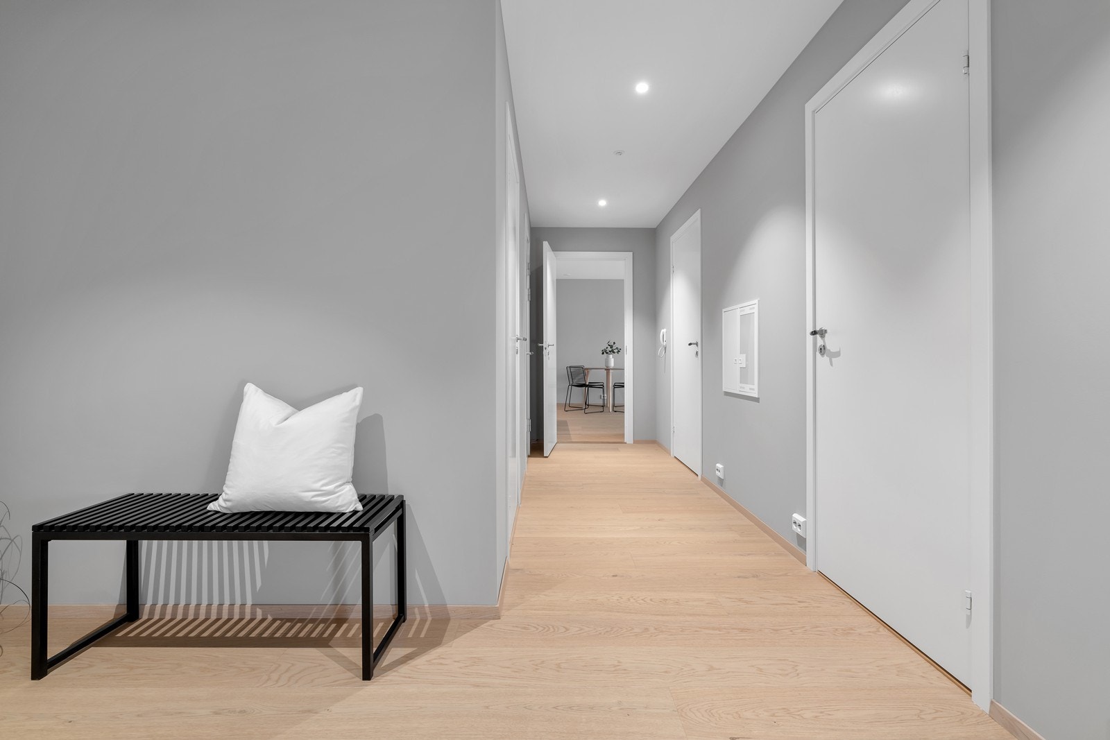 Fra entréen fører gangen deg inn til stue/kjøkken. Galleribilde