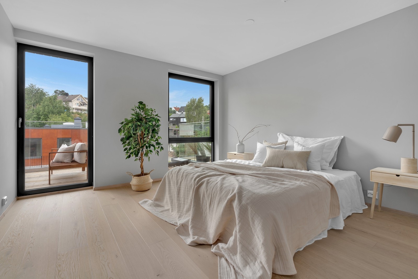 Romslig soverom med god plass til dobbeltseng og oppbevaringsmøblement. Galleribilde