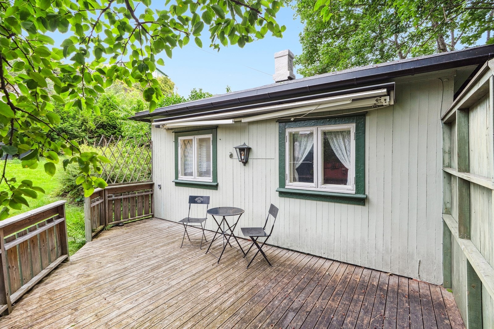 Her er det plass til å innrede med både hagemøbler og grill. Galleribilde