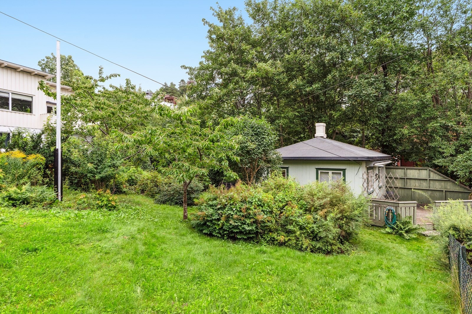 Tomten er opparbeidet med en frodig og koselig hage bestående av bl.a. gressplen, flaggstang, frukttrær, trær og diverse beplantning. Galleribilde