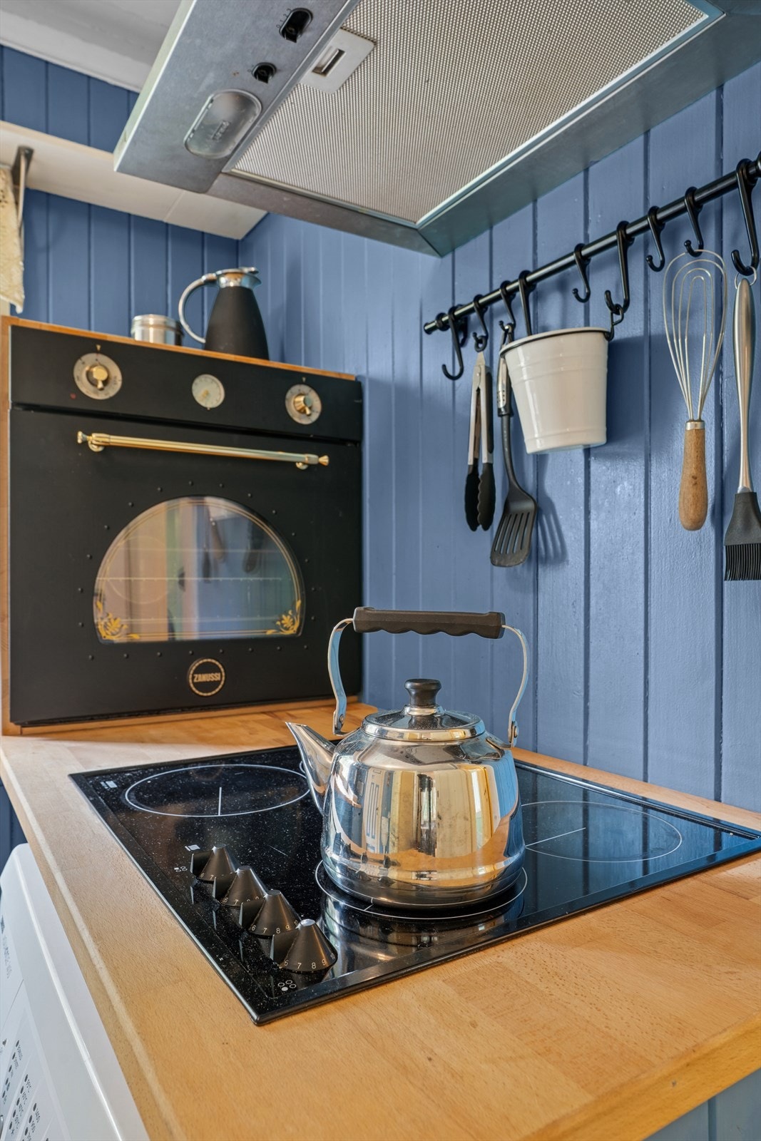 Det medfølger komfyr, platetopp, vaskemaskin og kjøleskap på kjøkkenet. Galleribilde