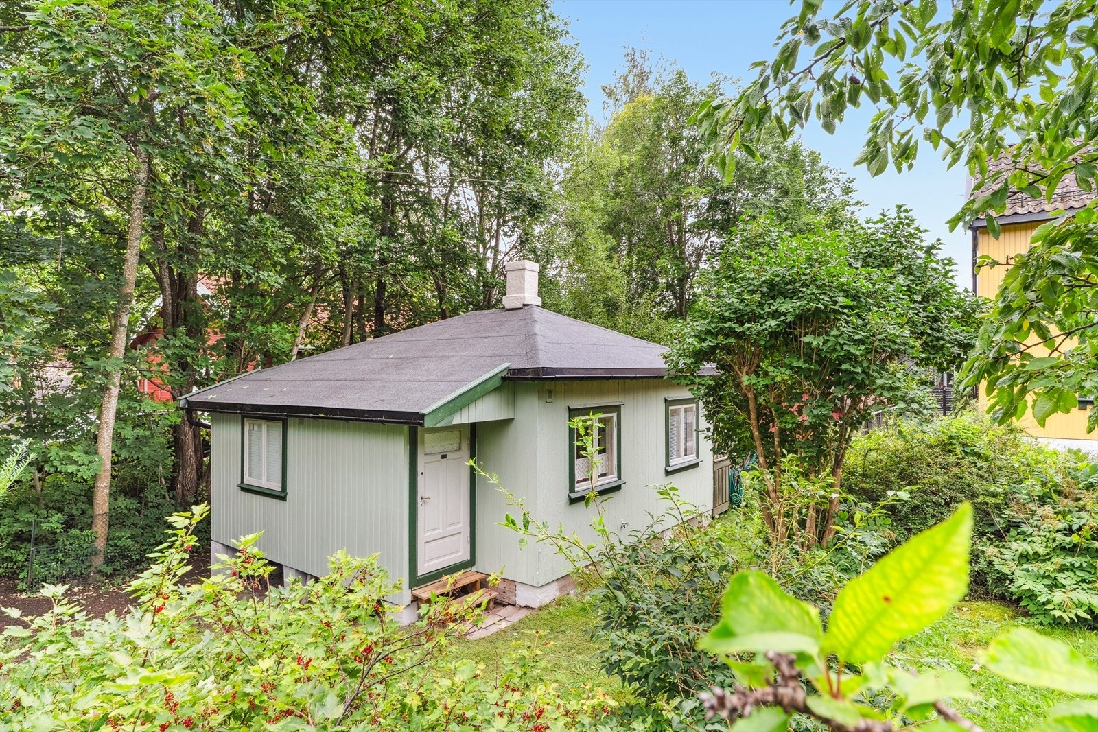 Dette er en arealeffektiv enebolig med umiddelbar nærhet til flotte Drøbak Sentrum! Galleribilde