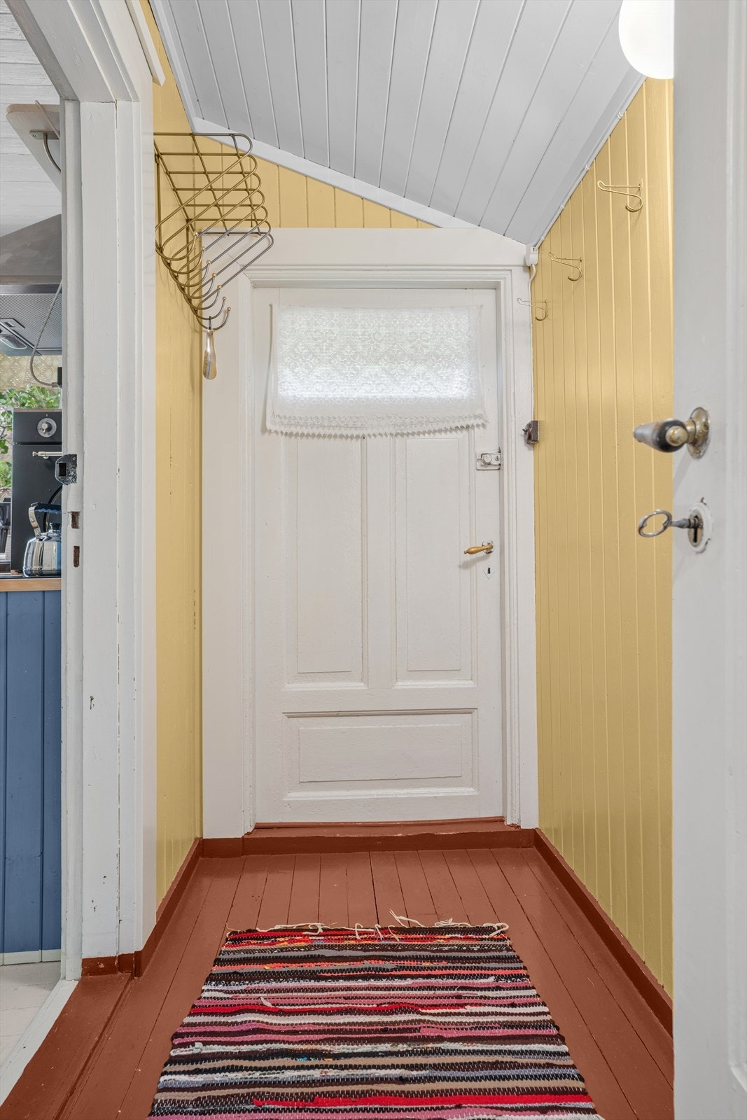 Her ønskes du velkommen inn i entré med plass til å henge fra seg ytterklær. Galleribilde