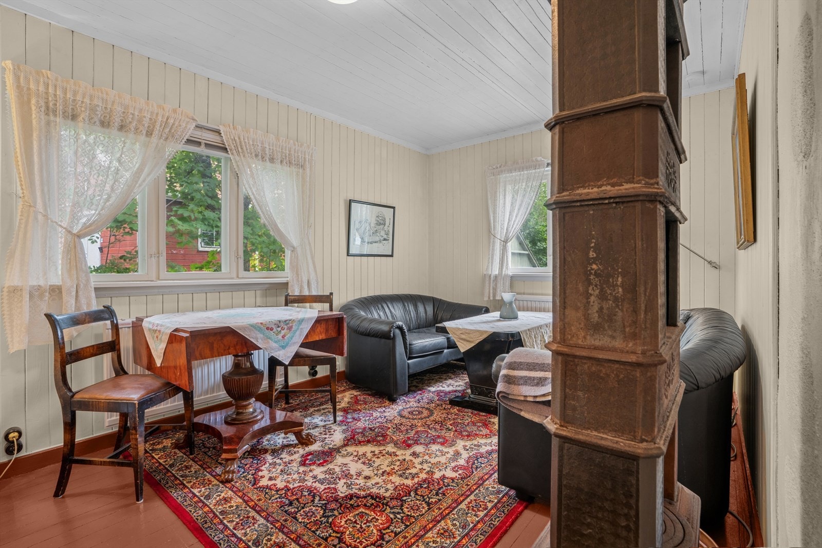 Lys og trivelig stue med plass til å møblere i flere soner. Galleribilde