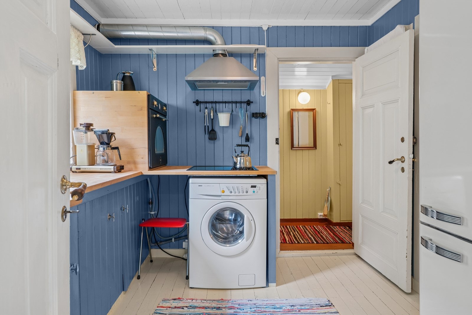 I tillegg til diverse hvitevarer er det også opplegg for vaskemaskin på kjøkkenet. Galleribilde