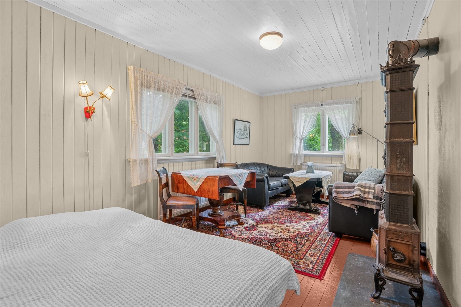 Midt i rommet er det montert en fin vedovn for varme og hygge på kalde dager. Galleribilde