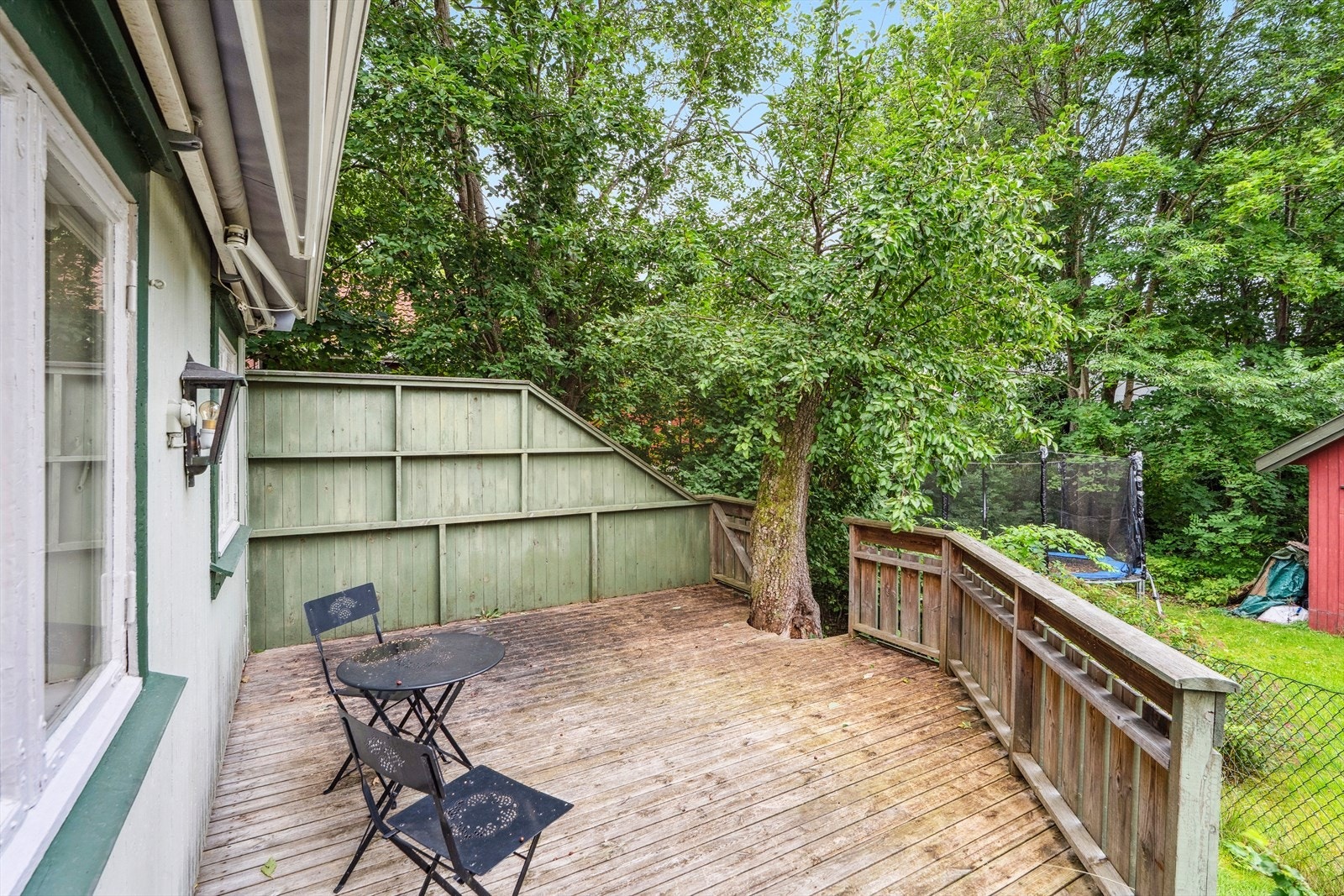 Her er det montert markise på veggen når en ønsker seg bort fra solen. Galleribilde